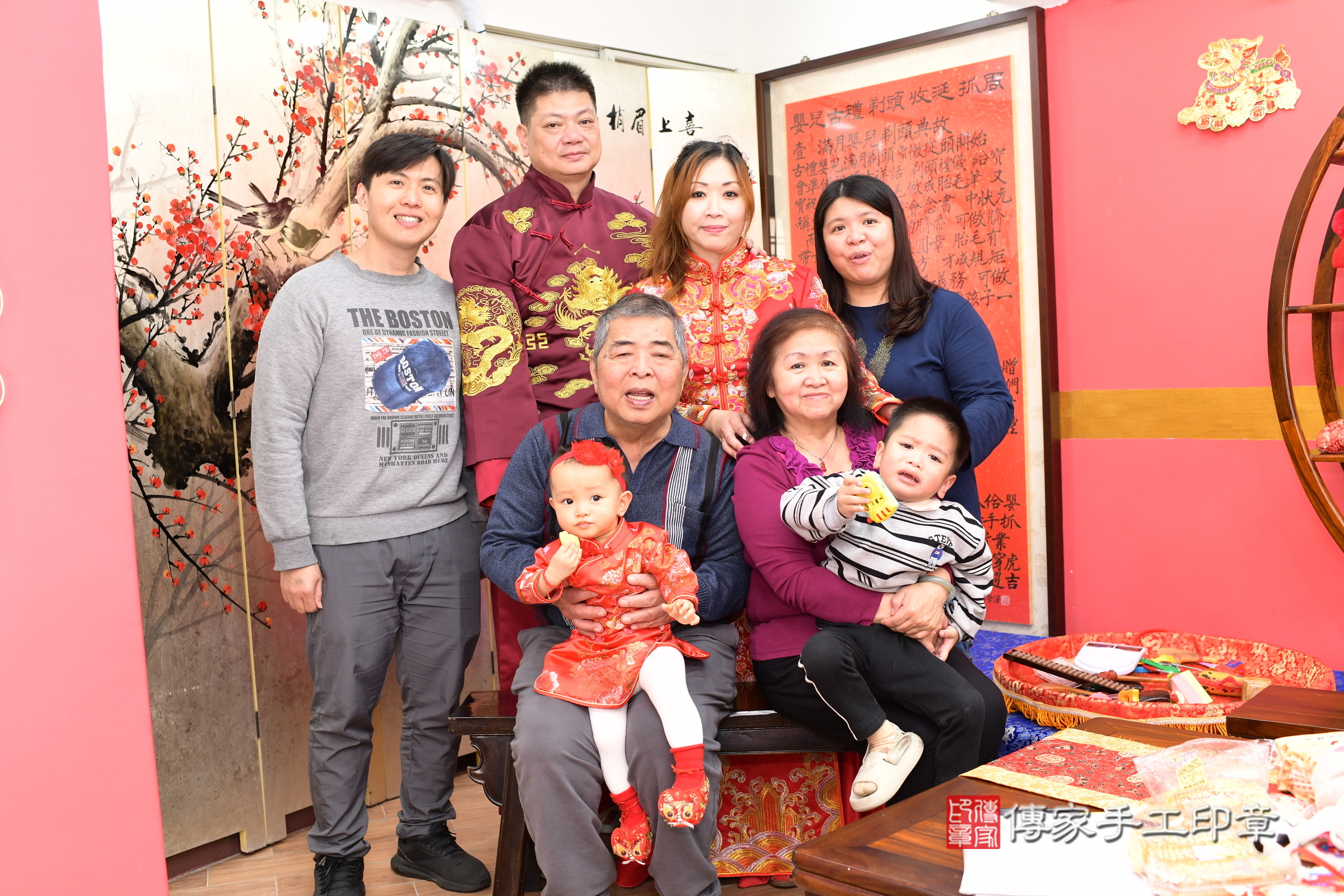 新北市永和區霏霏寶寶抓周推薦：傳家新北店抓周度脺中國風會場，嬰兒古禮抓周流程儀式吉祥話、抓周道具物品24種、拍照。抓周證書。2025.3.11，照片18