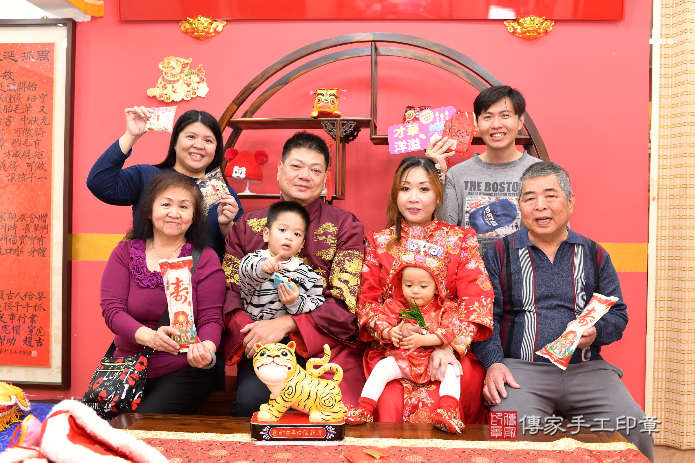 新北市永和區霏霏寶寶抓周推薦：傳家新北店抓周度脺中國風會場，嬰兒古禮抓周流程儀式吉祥話、抓周道具物品24種、拍照。抓周證書。2025.3.11，照片19