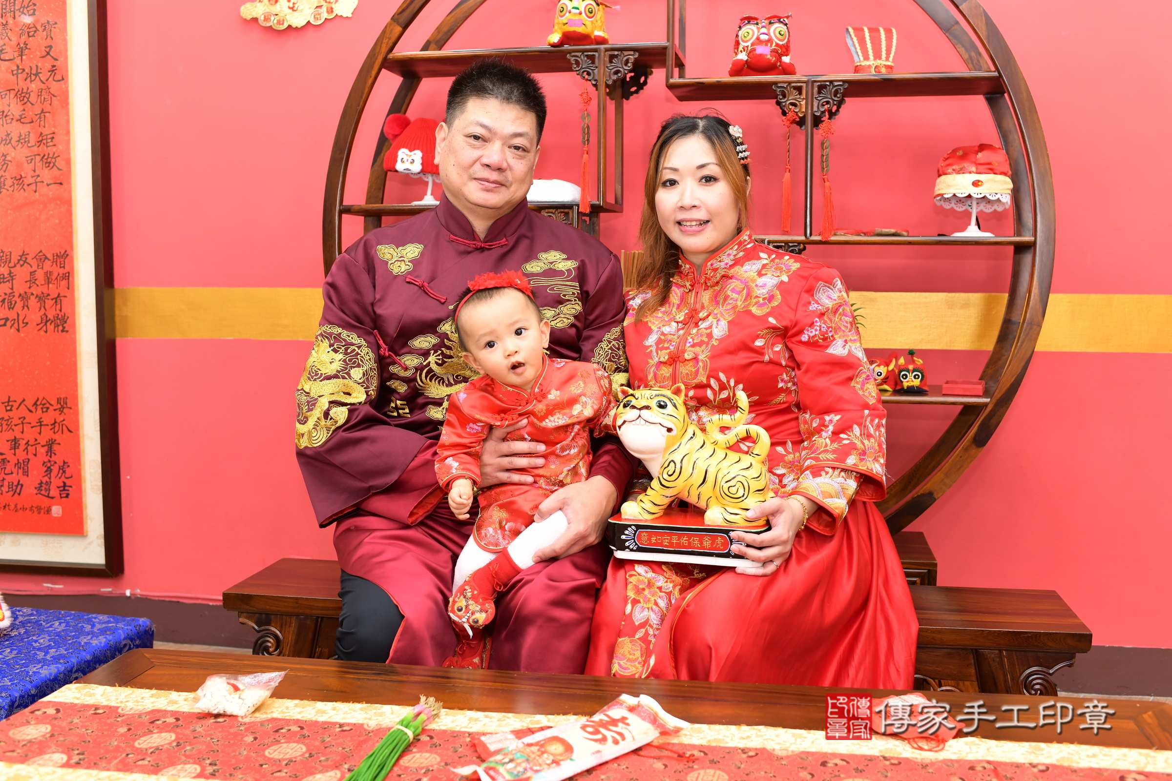 新北市永和區霏霏寶寶抓周推薦：傳家新北店抓周度脺中國風會場，嬰兒古禮抓周流程儀式吉祥話、抓周道具物品24種、拍照。抓周證書。2025.3.11，照片16