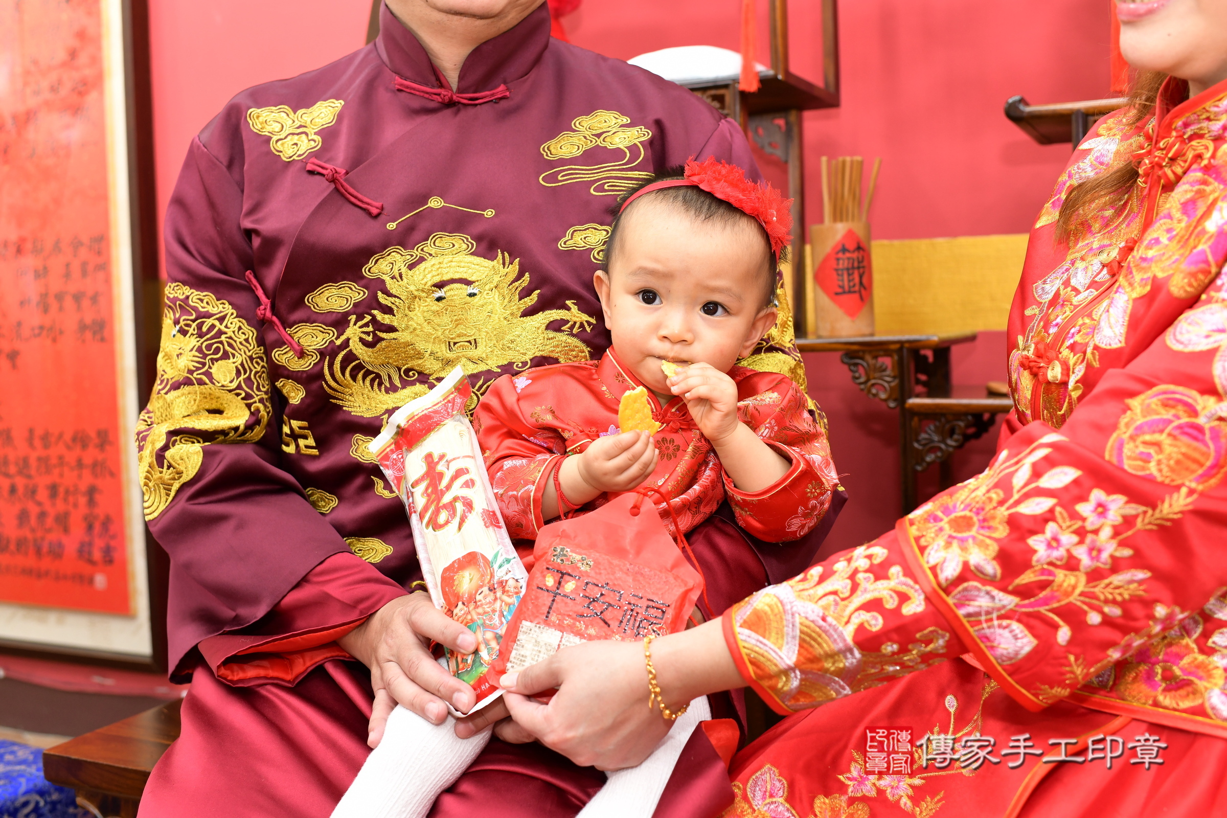 新北市永和區霏霏寶寶抓周推薦：傳家新北店抓周度脺中國風會場，嬰兒古禮抓周流程儀式吉祥話、抓周道具物品24種、拍照。抓周證書。2025.3.11，照片13