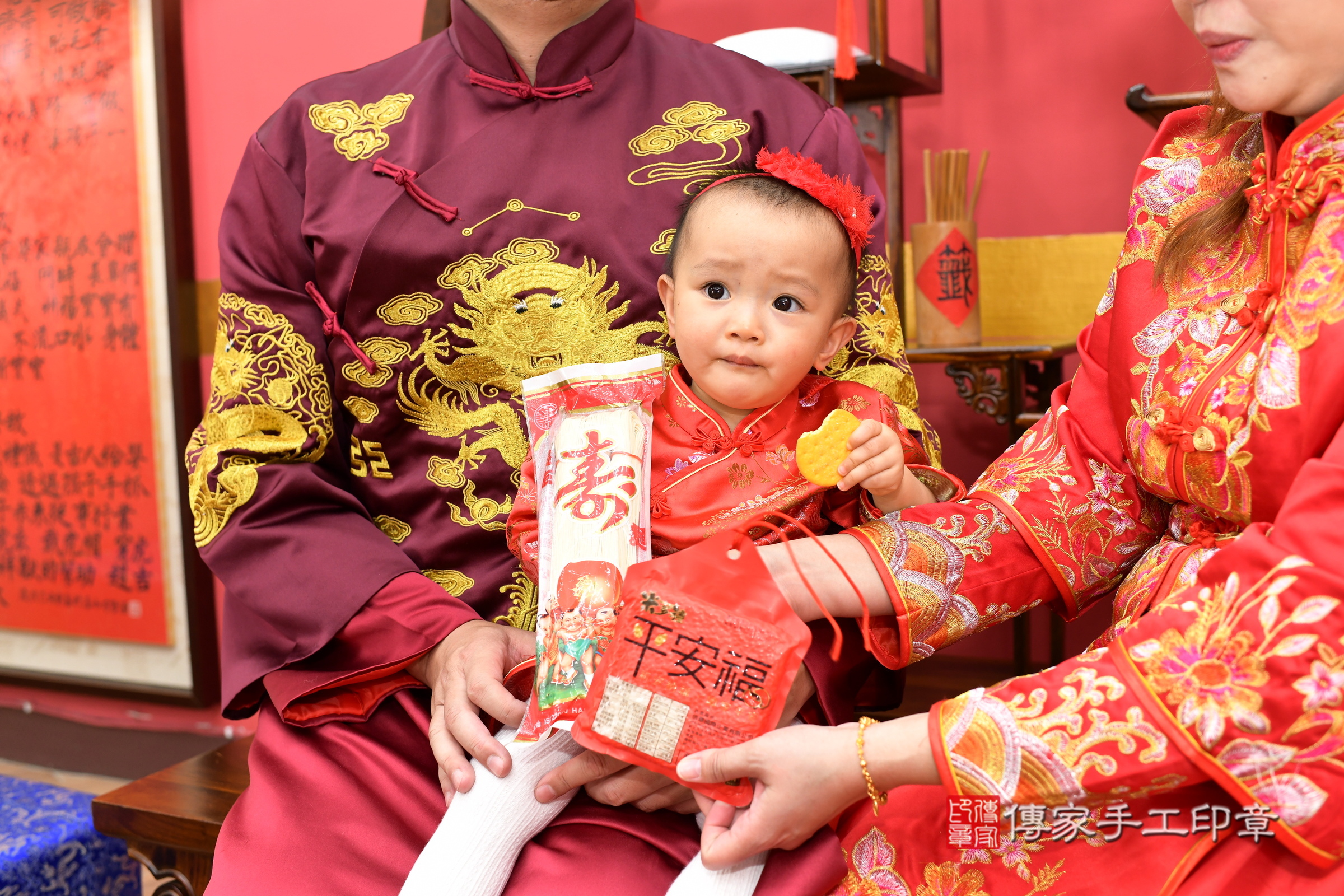 新北市永和區霏霏寶寶抓周推薦：傳家新北店抓周度脺中國風會場，嬰兒古禮抓周流程儀式吉祥話、抓周道具物品24種、拍照。抓周證書。2025.3.11，照片12