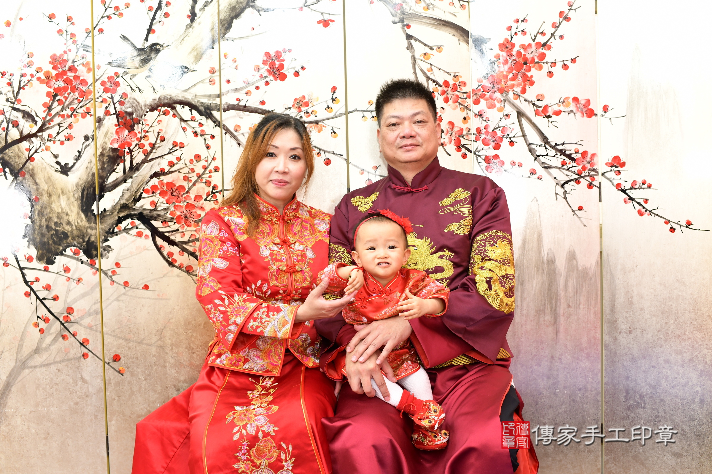 新北市永和區霏霏寶寶抓周推薦：傳家新北店抓周度脺中國風會場，嬰兒古禮抓周流程儀式吉祥話、抓周道具物品24種、拍照。抓周證書。2025.3.11，照片17