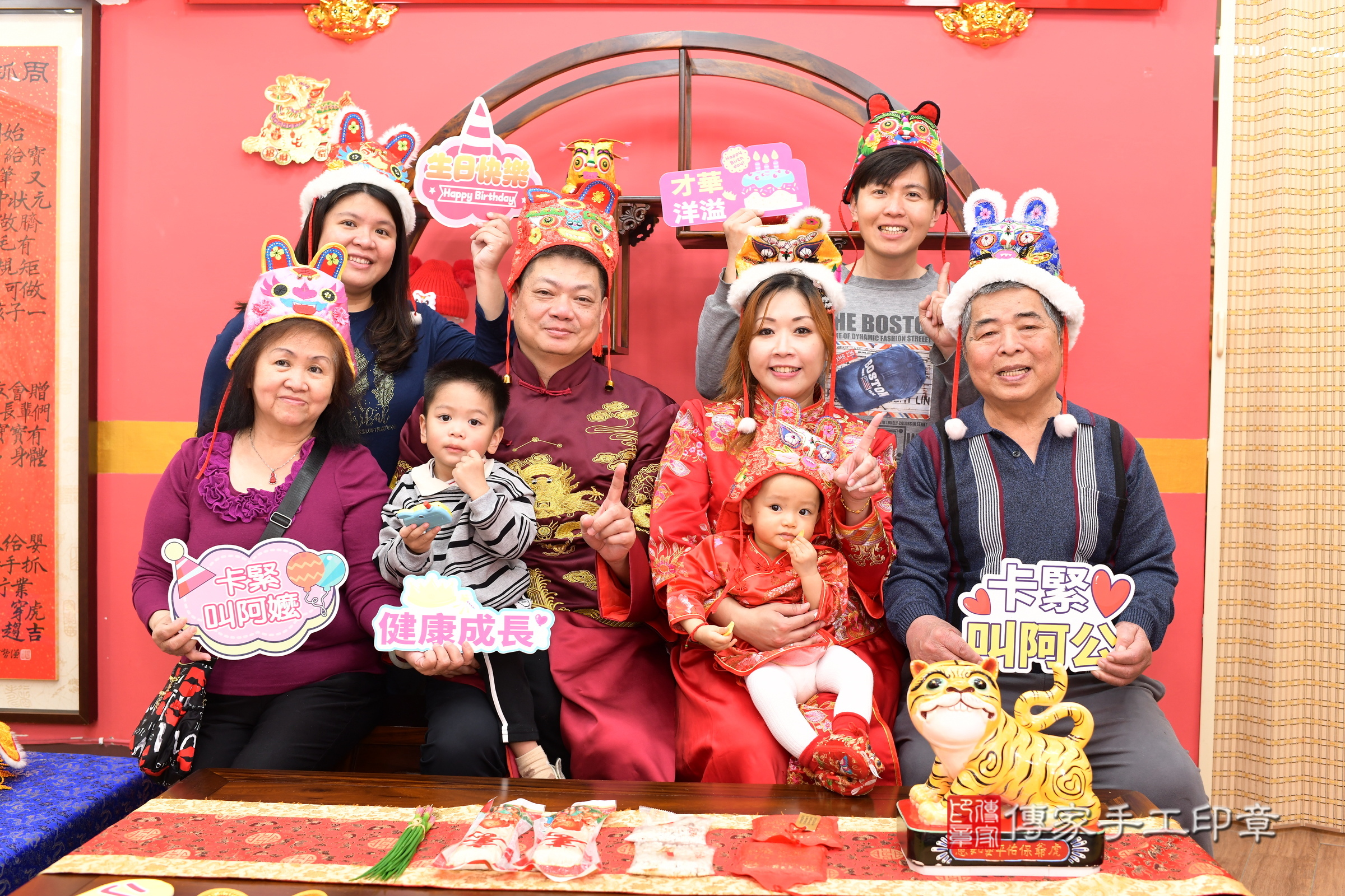 新北市永和區霏霏寶寶抓周推薦：傳家新北店抓周度脺中國風會場，嬰兒古禮抓周流程儀式吉祥話、抓周道具物品24種、拍照。抓周證書。2025.3.11，照片20