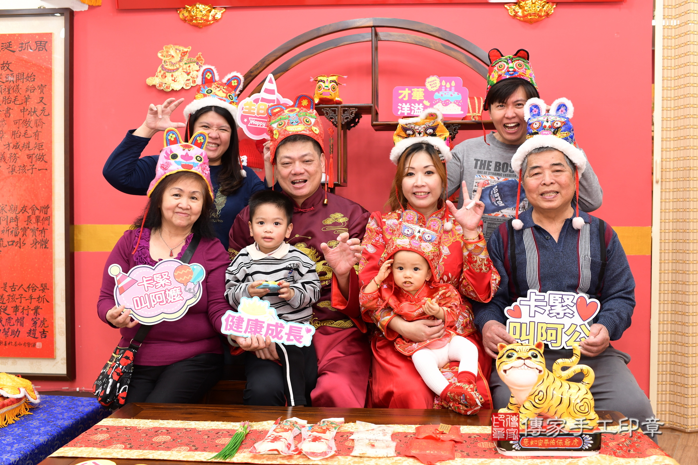 新北市永和區霏霏寶寶抓周推薦：傳家新北店抓周度脺中國風會場，嬰兒古禮抓周流程儀式吉祥話、抓周道具物品24種、拍照。抓周證書。2025.3.11，照片21