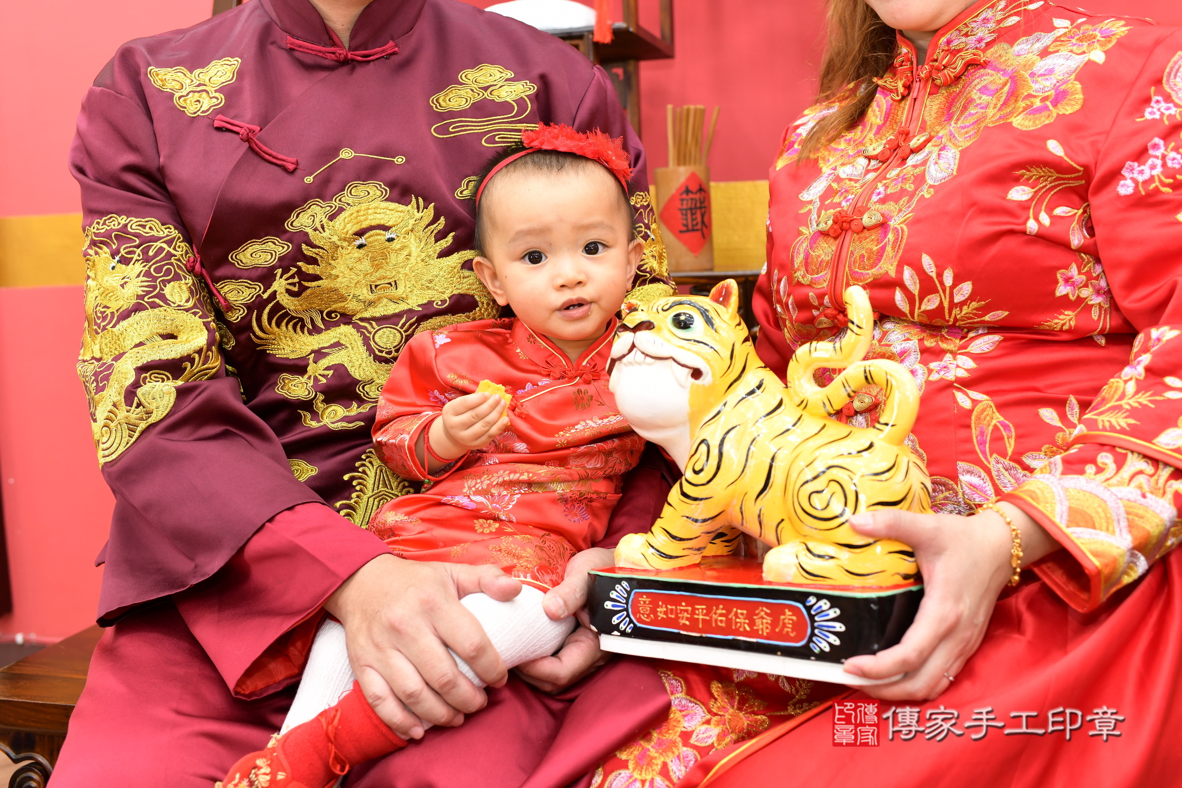 新北市永和區霏霏寶寶抓周推薦：傳家新北店抓周度脺中國風會場，嬰兒古禮抓周流程儀式吉祥話、抓周道具物品24種、拍照。抓周證書。2025.3.11，照片15
