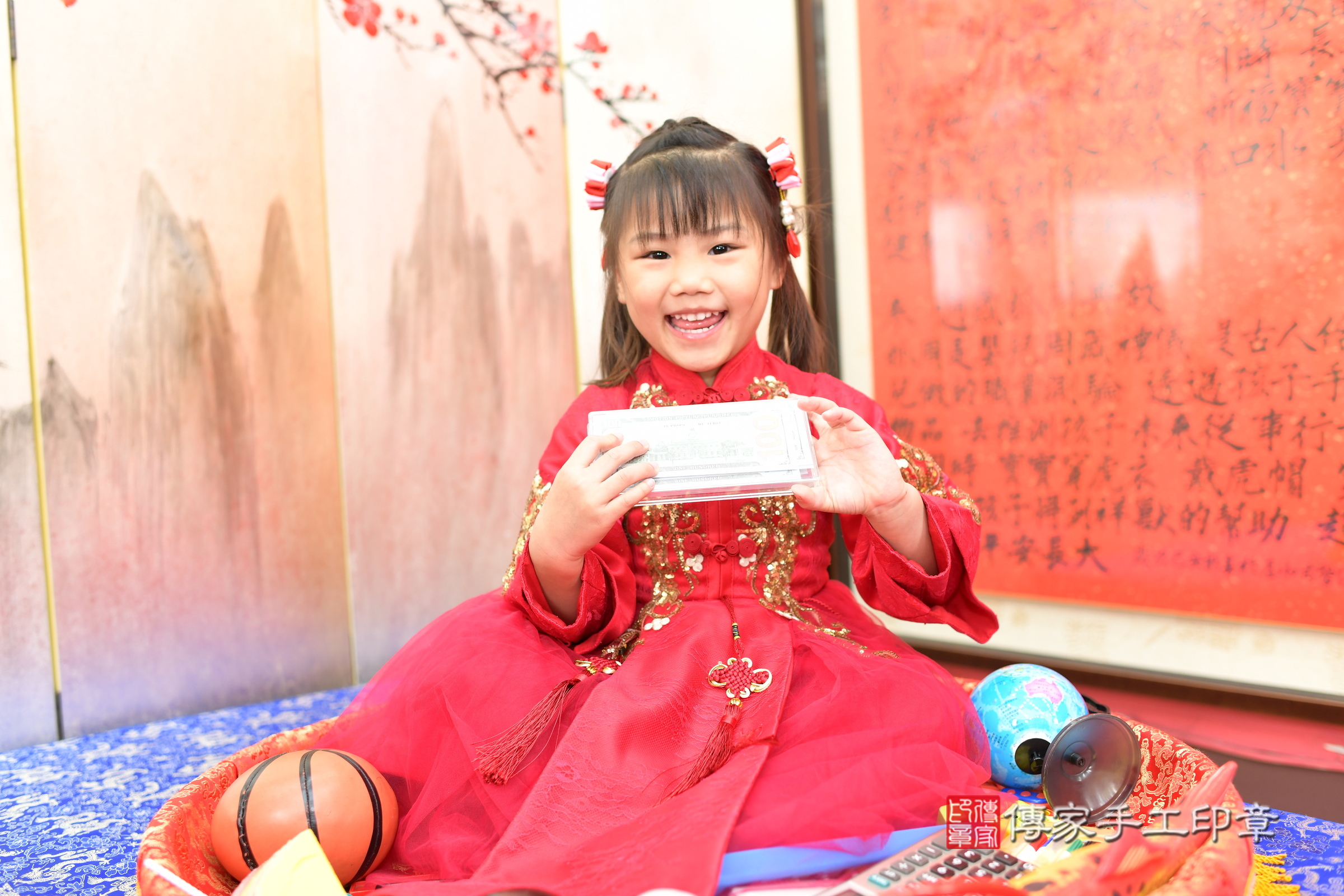 新北市永和區伊伊寶寶抓周推薦:傳家新北店抓周度脺中國風會場,嬰兒古禮抓周流程儀式吉祥話、抓周道具物品24種、拍照。抓周證書。2025.3.18,照片8 新北市永和區伊伊寶寶抓周推薦:傳家新北店抓周度脺中國風會場,嬰兒古禮抓周流程儀式吉祥話、抓周道具物品24種、拍照。抓周證書。2025.3.18,照片8