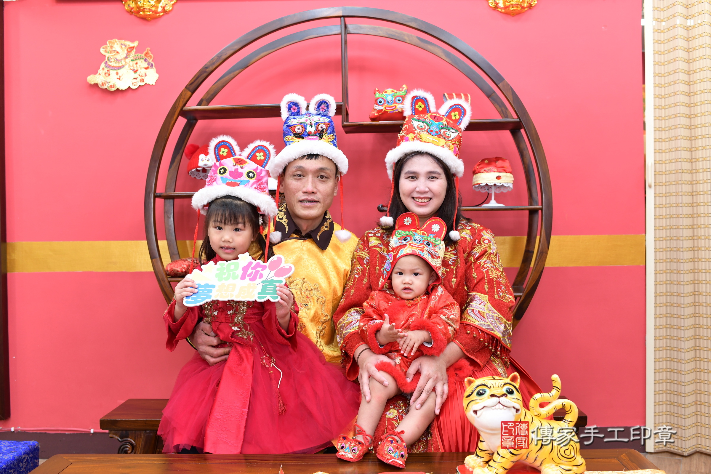 新北市永和區伊伊寶寶抓周推薦：傳家新北店抓周度脺中國風會場，嬰兒古禮抓周流程儀式吉祥話、抓周道具物品24種、拍照。抓周證書。2025.3.18，照片1