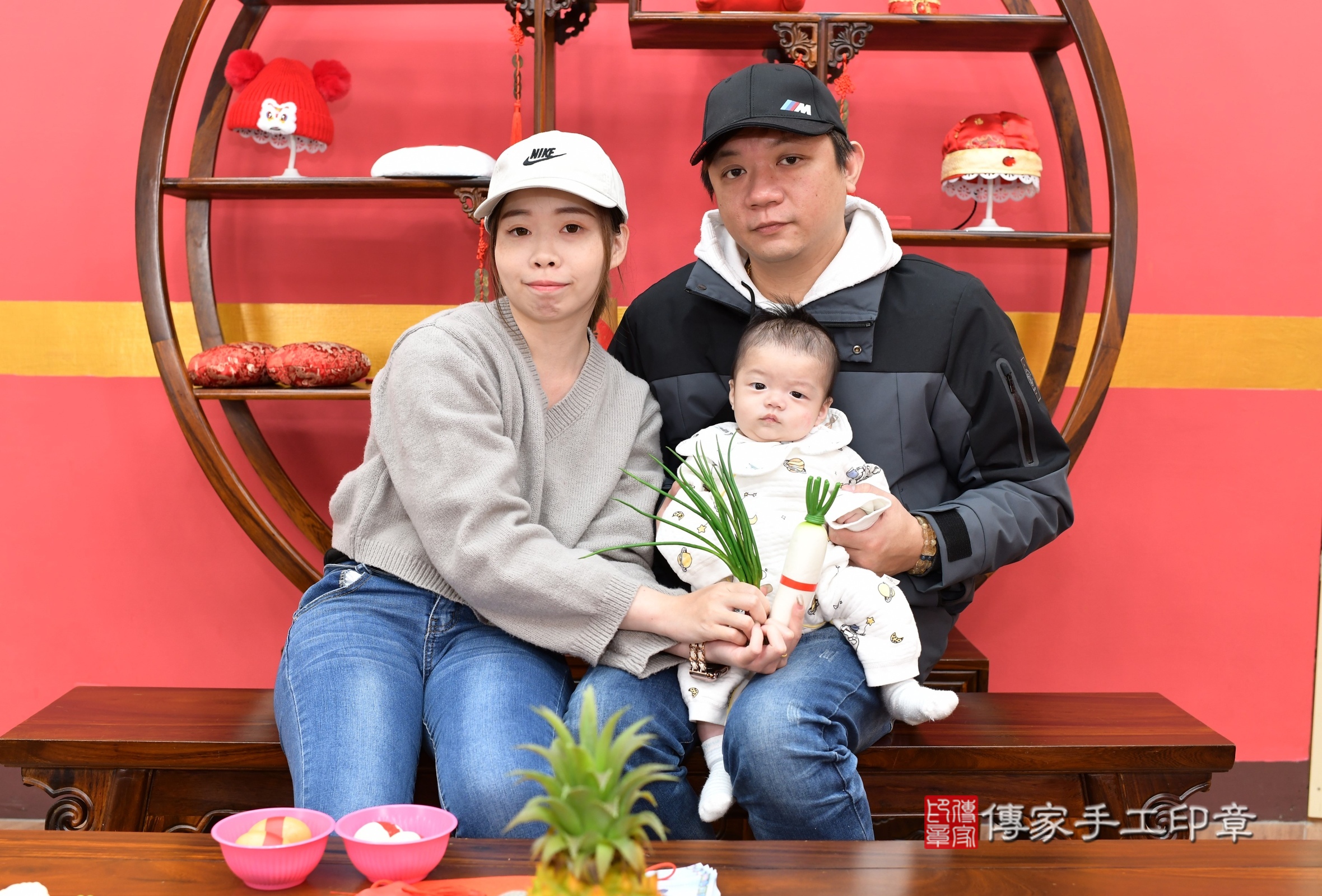 睿睿寶寶(新北市永和區嬰兒寶寶滿月剃頭理髮、嬰兒剃胎毛儀式吉祥話)。中國風會場，爸媽寶貝穿「日中韓」古裝禮服。專業拍照、證書。★購買「臍帶章、肚臍章、胎毛筆刷印章」贈送：剃頭、收涎、抓周，三選一。2025.3.17，照片13