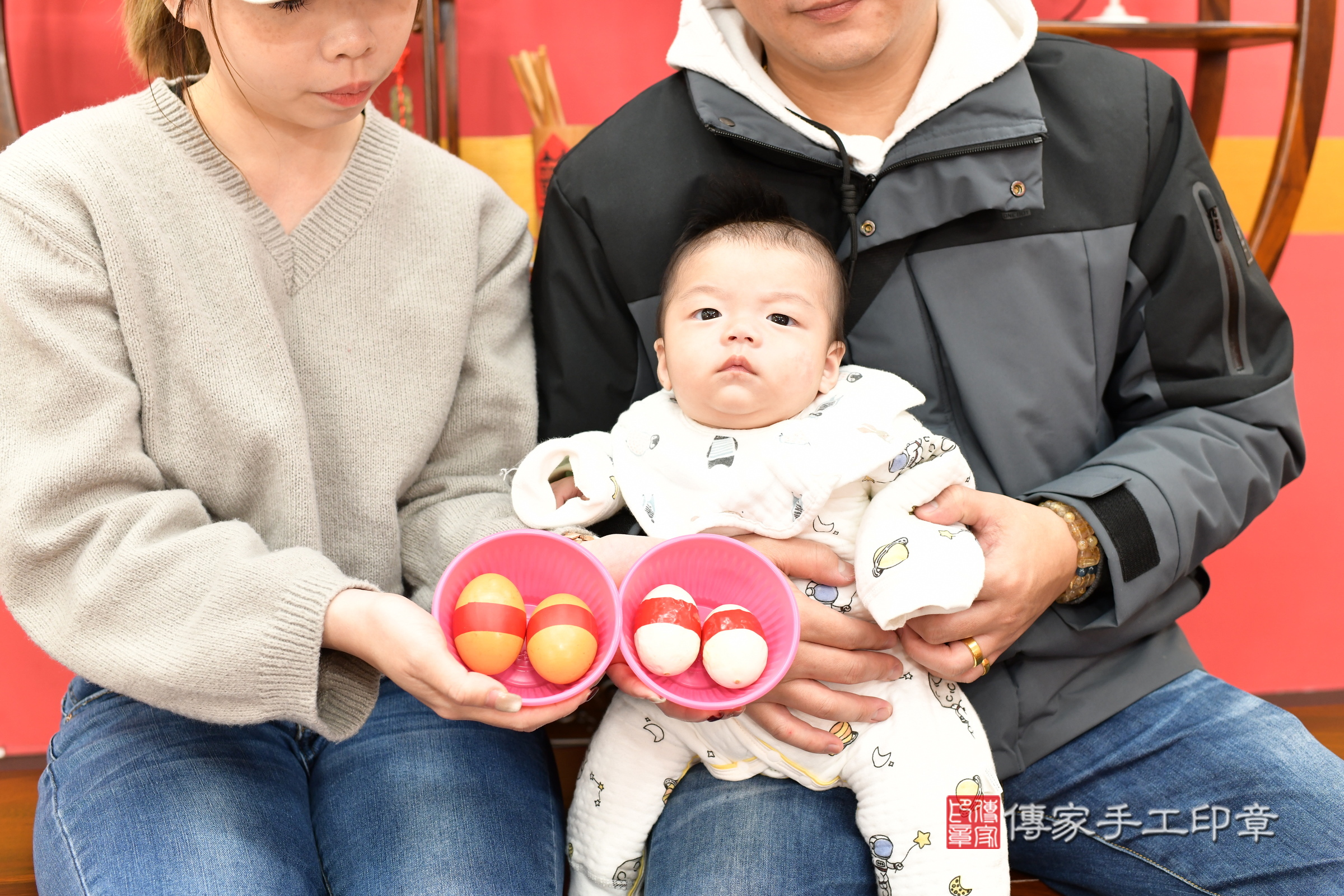 睿睿寶寶(新北市永和區嬰兒寶寶滿月剃頭理髮、嬰兒剃胎毛儀式吉祥話)。中國風會場，爸媽寶貝穿「日中韓」古裝禮服。專業拍照、證書。★購買「臍帶章、肚臍章、胎毛筆刷印章」贈送：剃頭、收涎、抓周，三選一。2025.3.17，照片4