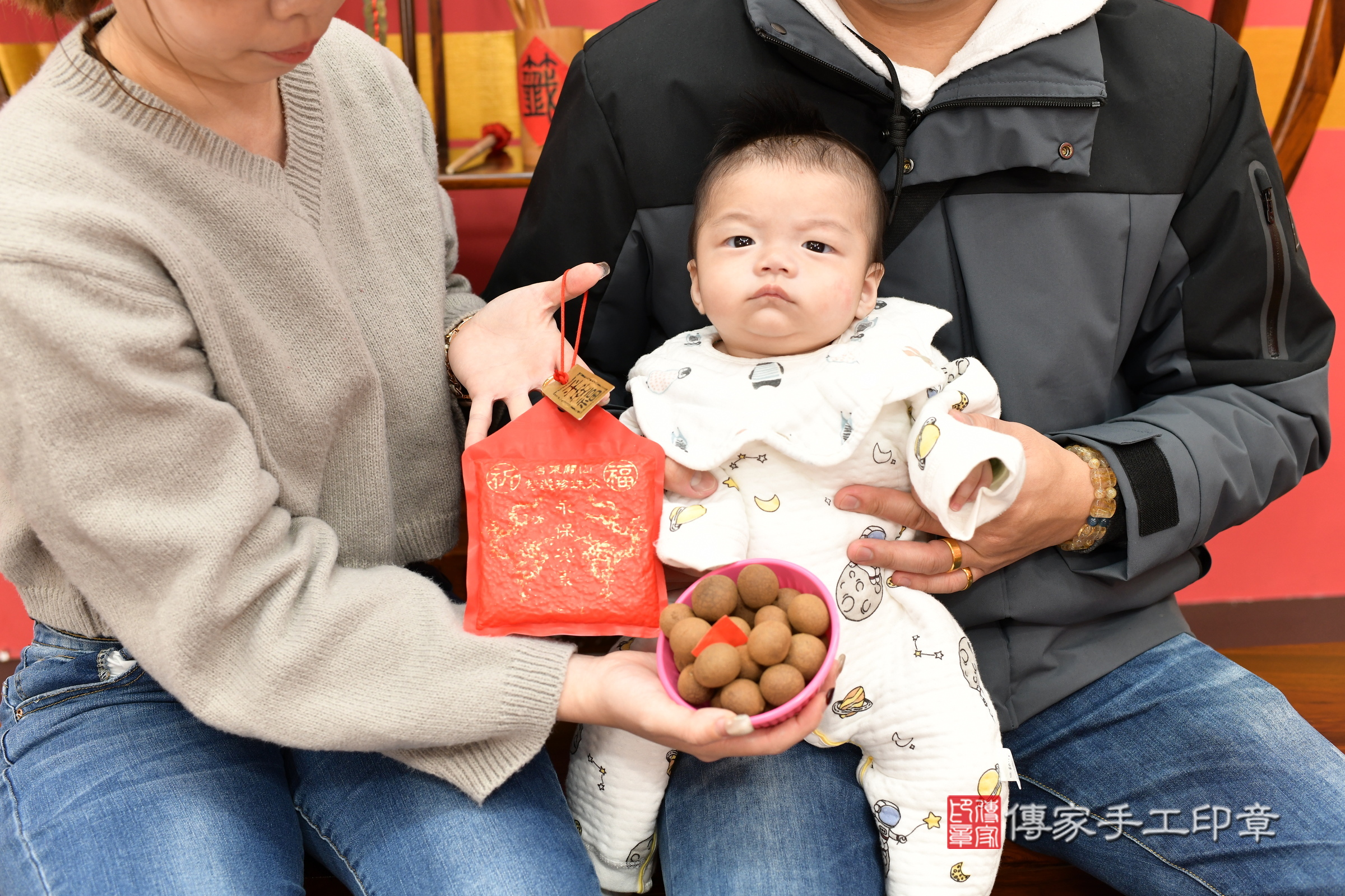 睿睿寶寶(新北市永和區嬰兒寶寶滿月剃頭理髮、嬰兒剃胎毛儀式吉祥話)。中國風會場，爸媽寶貝穿「日中韓」古裝禮服。專業拍照、證書。★購買「臍帶章、肚臍章、胎毛筆刷印章」贈送：剃頭、收涎、抓周，三選一。2025.3.17，照片6