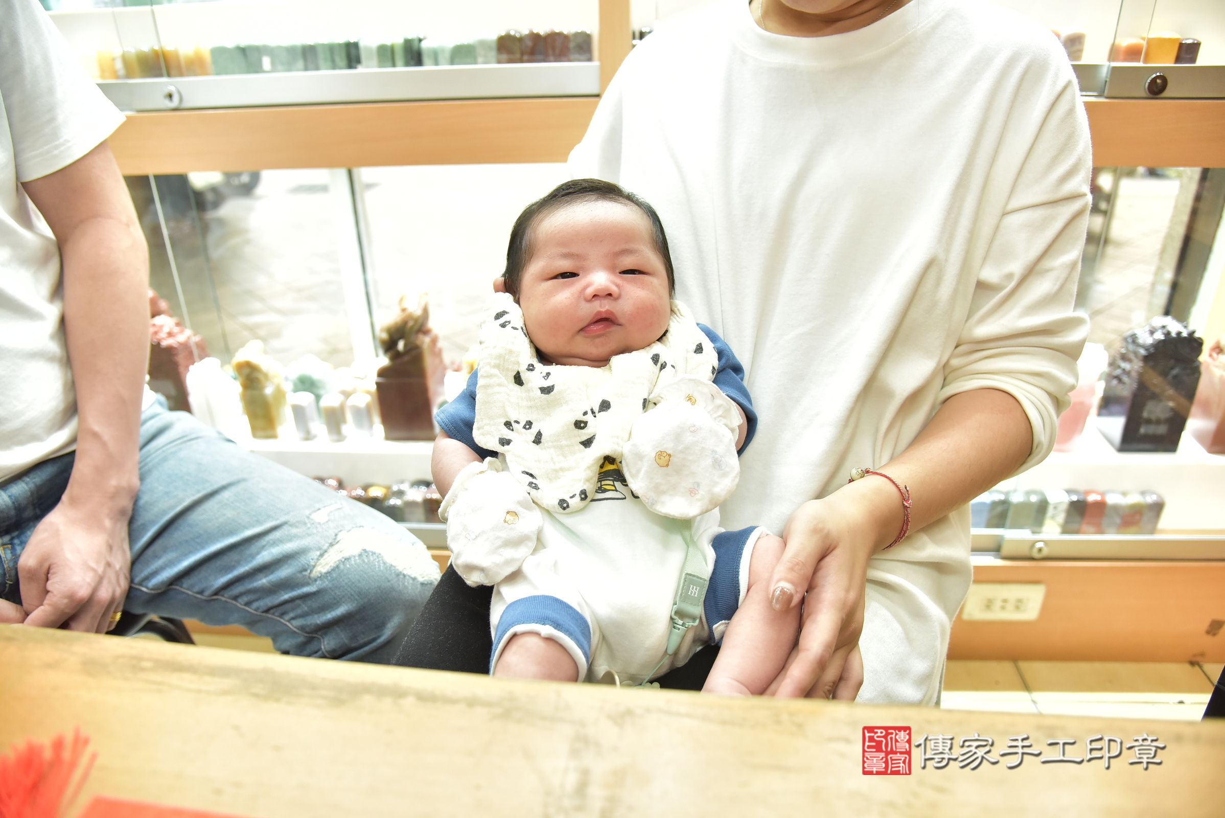 喆喆寶寶(新北市永和區嬰兒寶寶滿月剃頭理髮、嬰兒剃胎毛儀式吉祥話)。中國風會場，爸媽寶貝穿「日中韓」古裝禮服。專業拍照、證書。★購買「臍帶章、肚臍章、胎毛筆刷印章」贈送：剃頭、收涎、抓周，三選一。2025.3.12，照片1