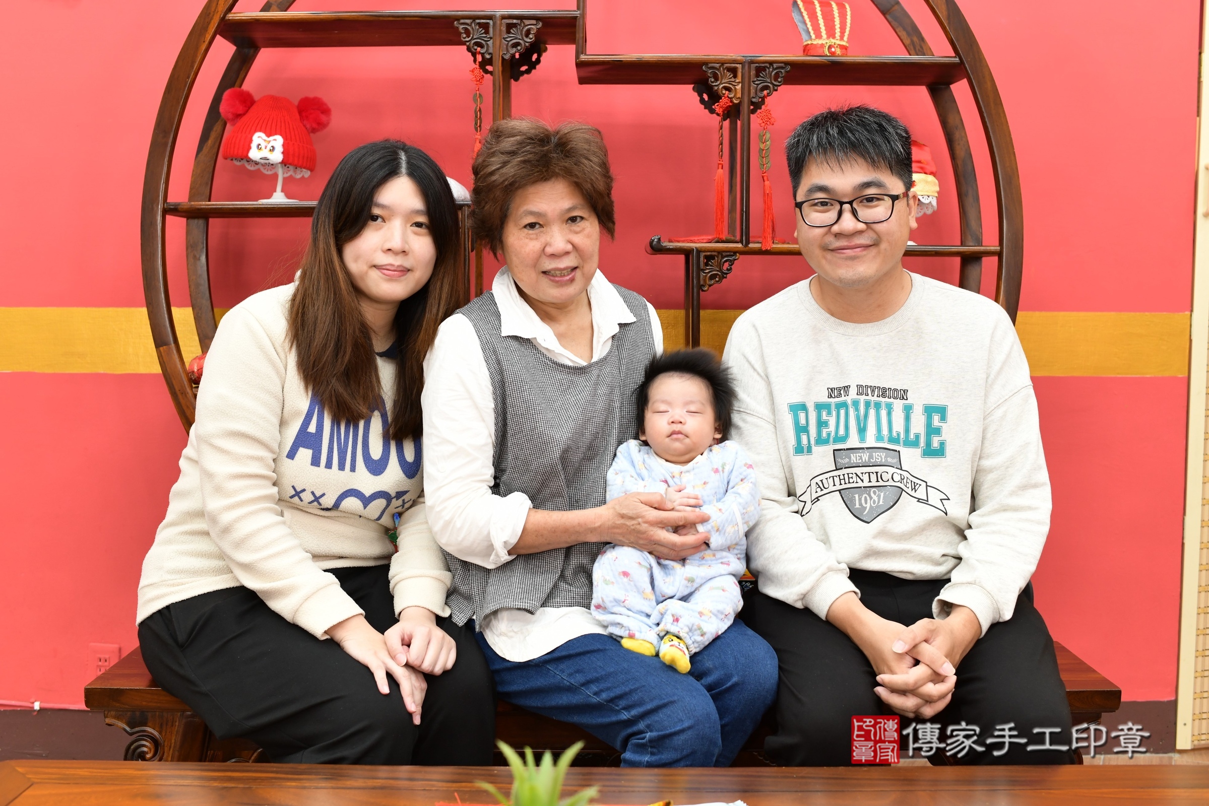 小偉寶寶(新北市永和區嬰兒寶寶滿月剃頭理髮、嬰兒剃胎毛儀式吉祥話)。中國風會場，爸媽寶貝穿「日中韓」古裝禮服。專業拍照、證書。★購買「臍帶章、肚臍章、胎毛筆刷印章」贈送：剃頭、收涎、抓周，三選一。2025.3.15，照片1