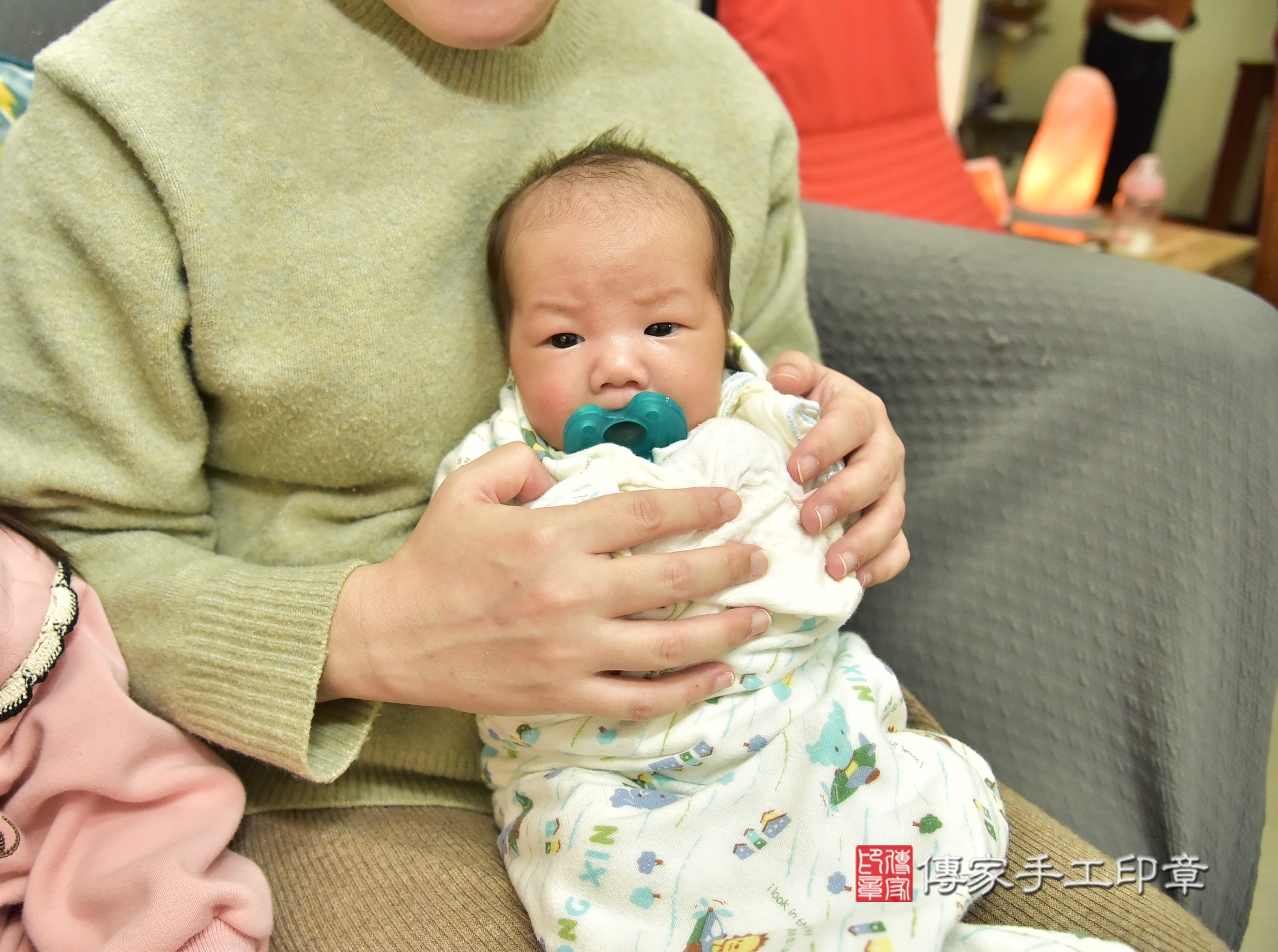 融融寶寶(新北市樹林區到府嬰兒融融寶寶滿月剃頭理髮、到府嬰兒剃胎毛儀式吉祥話)。到府剃頭剃胎毛主持、專業拍照、證書。★購買「臍帶章、肚臍章、胎毛筆刷印章」贈送：剃頭、收涎、抓周，三選一。2025.3.16，照片1