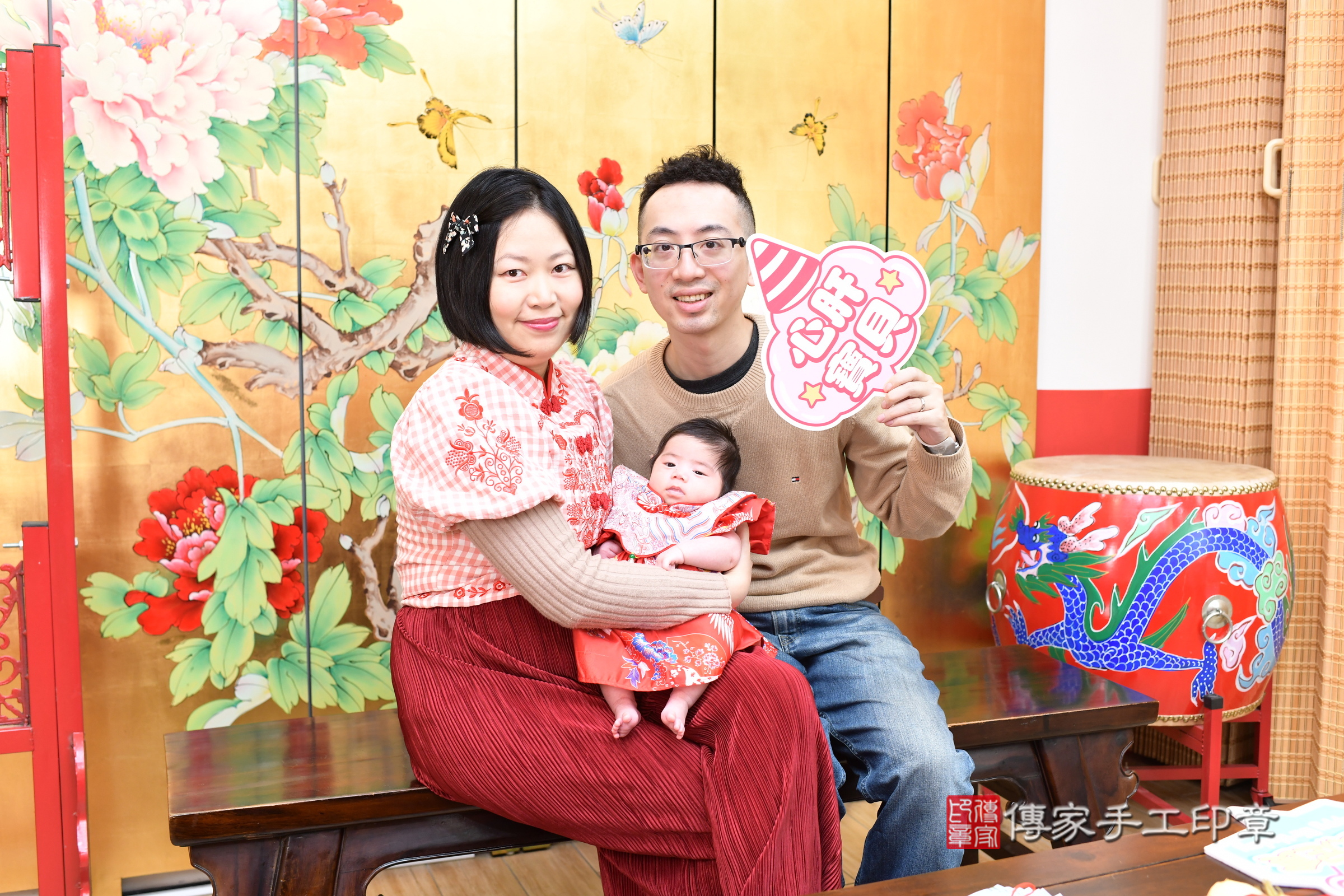 湘湘寶寶(台北市大同區嬰兒寶寶滿月剃頭理髮、嬰兒剃胎毛儀式吉祥話)。中國風會場，爸媽寶貝穿「日中韓」古裝禮服。專業拍照、證書。★購買「臍帶章、肚臍章、胎毛筆刷印章」贈送：剃頭、收涎、抓周，三選一。2025.3.18，照片1