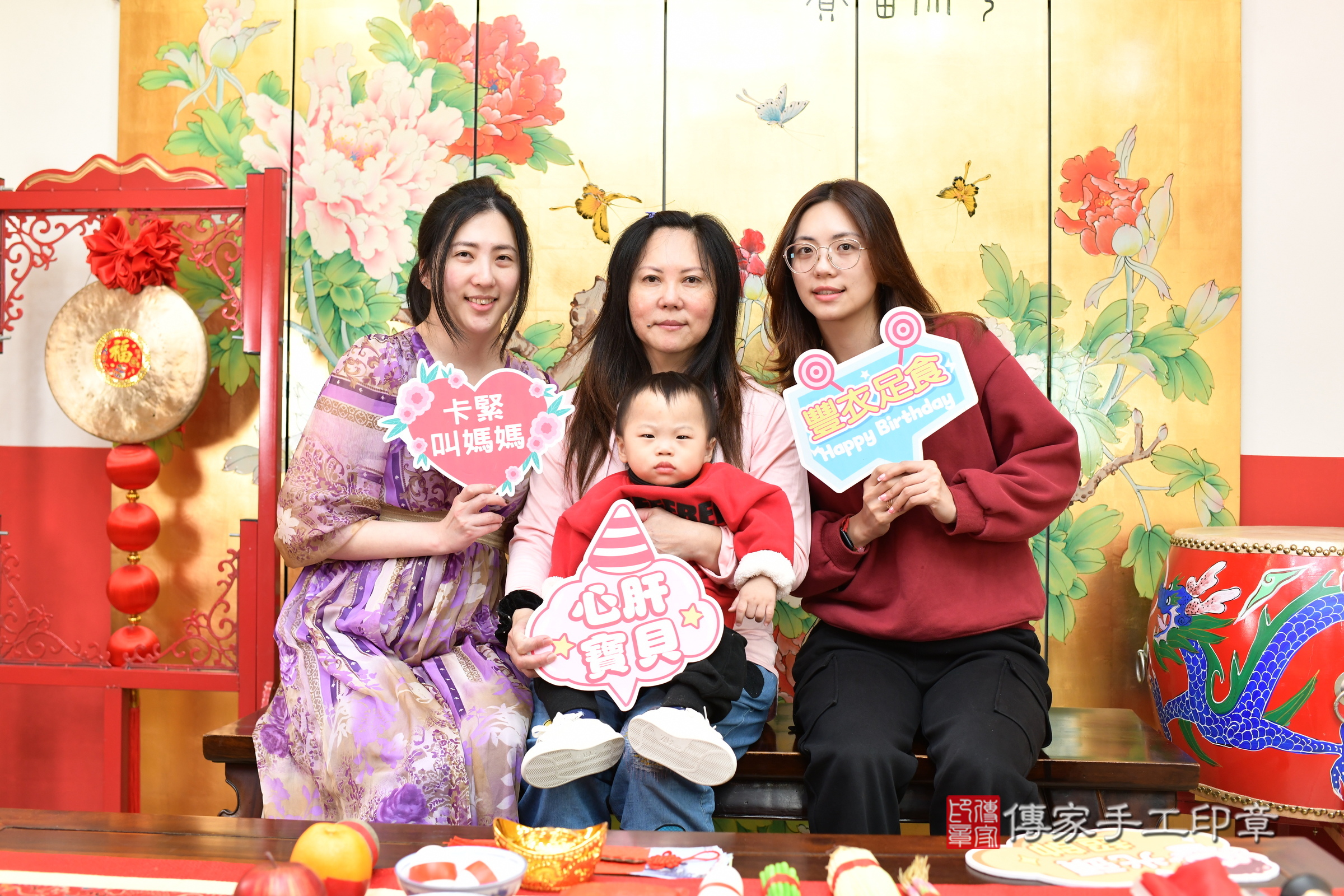 小汯寶寶(台北市大同區嬰兒寶寶滿月剃頭理髮、嬰兒剃胎毛儀式吉祥話)。中國風會場，爸媽寶貝穿「日中韓」古裝禮服。專業拍照、證書。★購買「臍帶章、肚臍章、胎毛筆刷印章」贈送：剃頭、收涎、抓周，三選一。2025.3.20，照片1