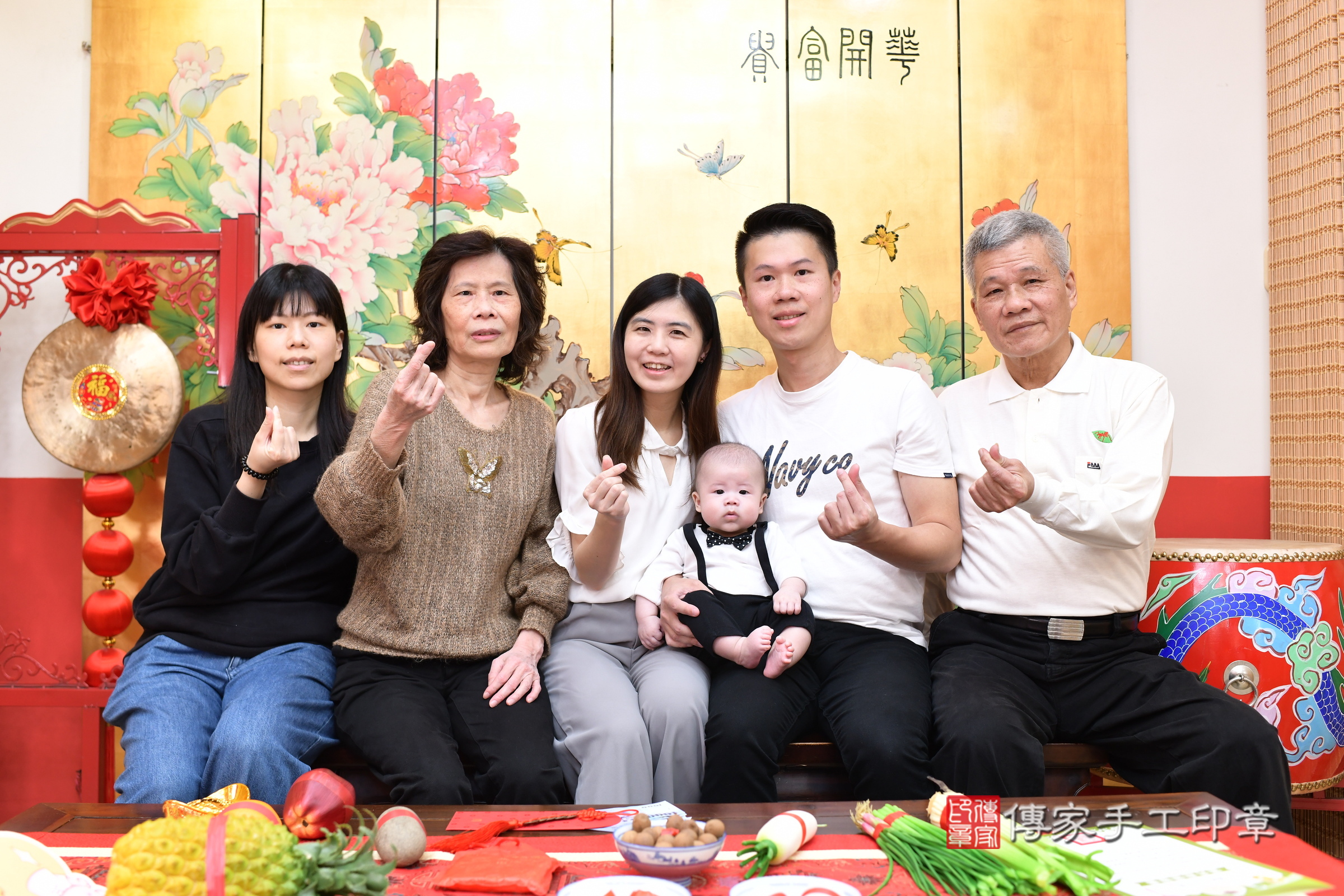 珵珵寶寶(台北市大同區嬰兒寶寶滿月剃頭理髮、嬰兒剃胎毛儀式吉祥話)。中國風會場，爸媽寶貝穿「日中韓」古裝禮服。專業拍照、證書。★購買「臍帶章、肚臍章、胎毛筆刷印章」贈送：剃頭、收涎、抓周，三選一。2025.3.23，照片1