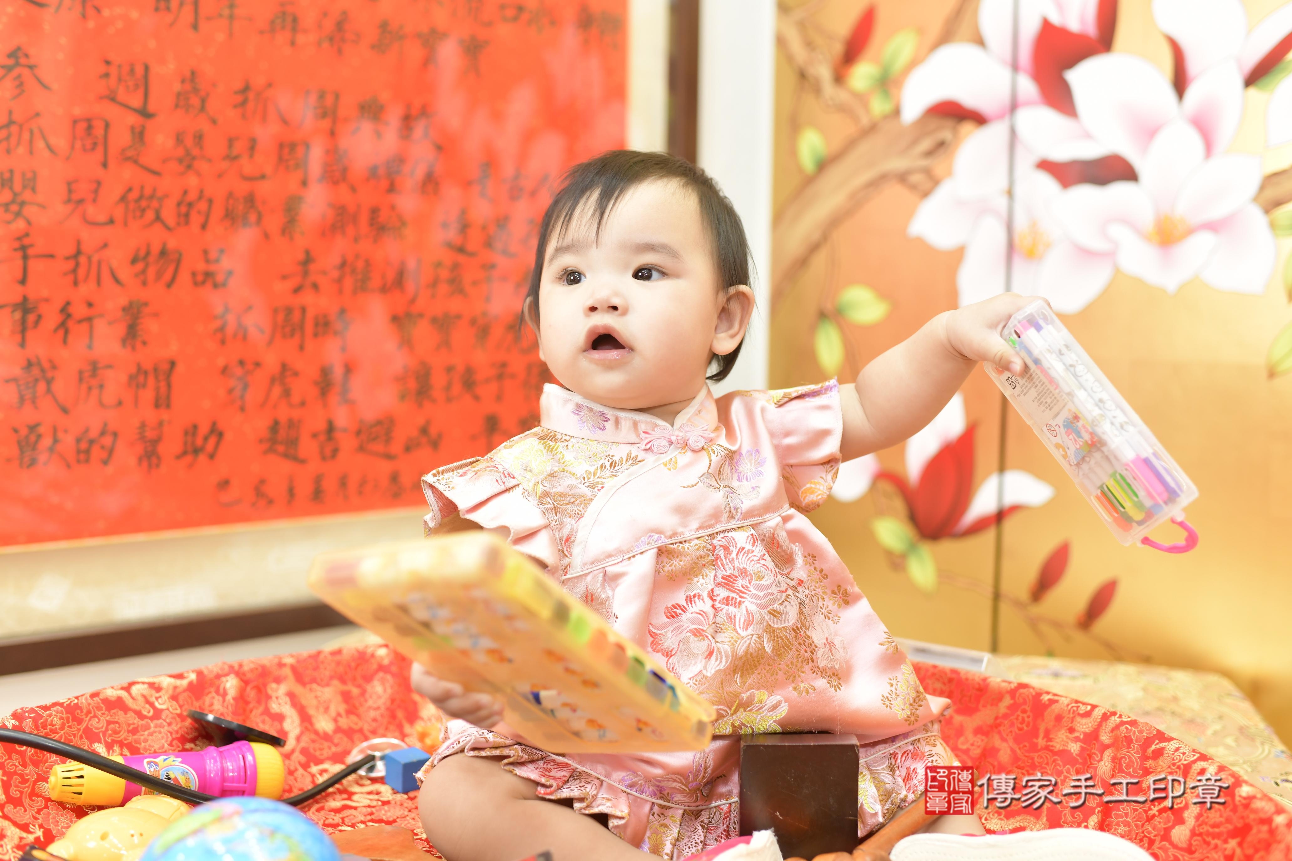 傳家手工印章新竹店、抓周、度脺、中國風會場、傳家嬰兒古禮、吉祥話、抓周道具物品24種、拍照。抓周證書。寶寶抓周、滿周歲、生日快樂、祝福 傳家手工印章新竹店、抓周、度脺、中國風會場、傳家嬰兒古禮、吉祥話、抓周道具物品24種、拍照。抓周證書。寶寶抓周、滿周歲、生日快樂、祝福
