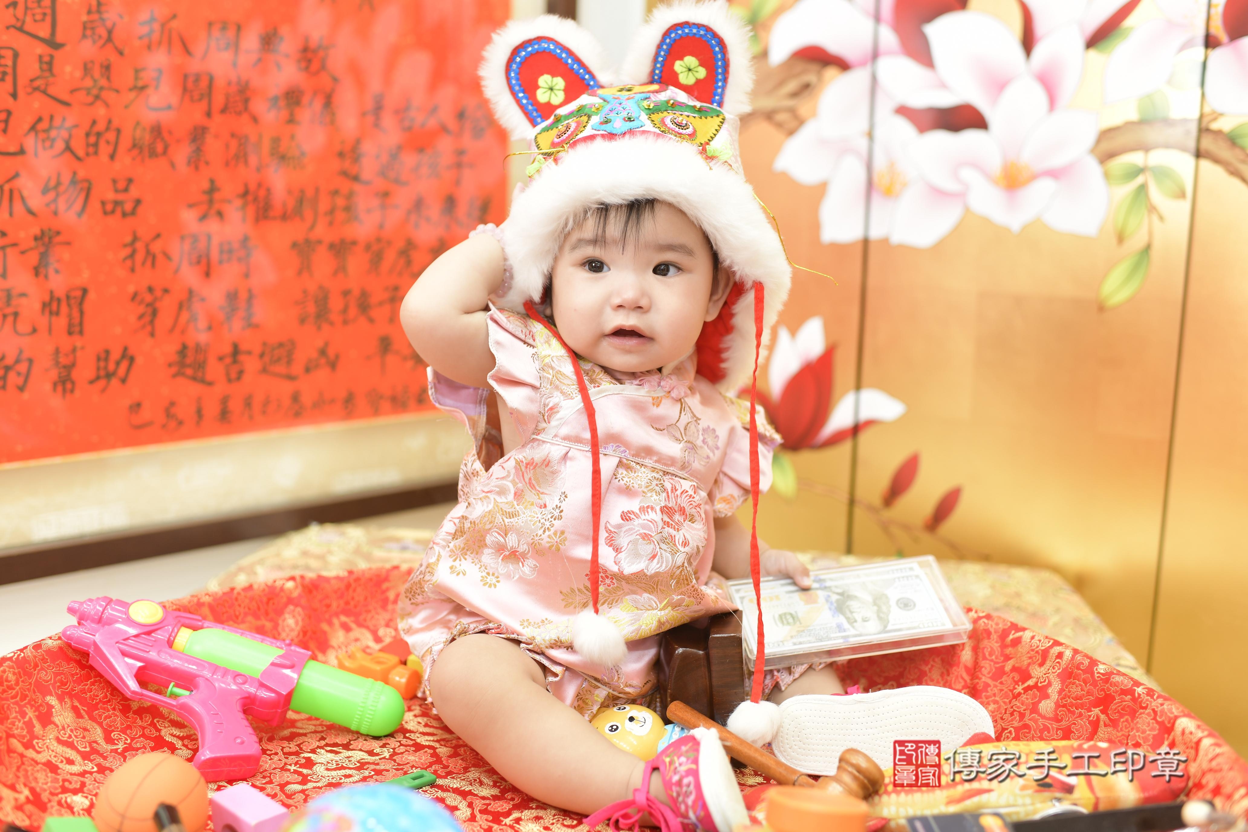 傳家手工印章新竹店、抓周、度脺、中國風會場、傳家嬰兒古禮、吉祥話、抓周道具物品24種、拍照。抓周證書。寶寶抓周、滿周歲、生日快樂、祝福 傳家手工印章新竹店、抓周、度脺、中國風會場、傳家嬰兒古禮、吉祥話、抓周道具物品24種、拍照。抓周證書。寶寶抓周、滿周歲、生日快樂、祝福