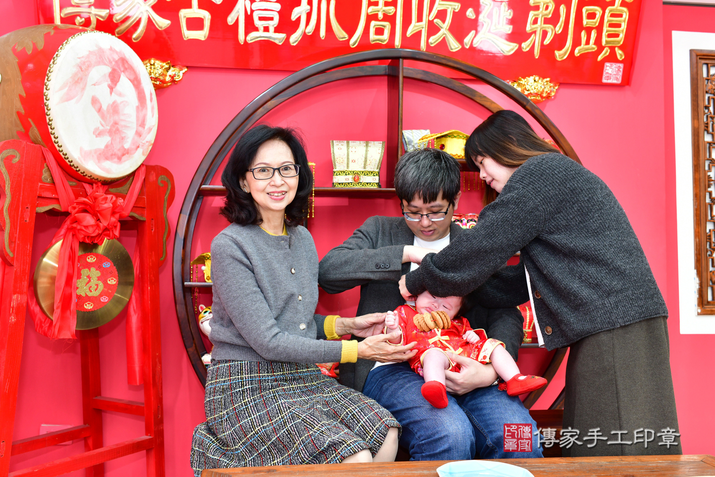 台中市北區珽珽寶寶收涎推薦：傳家台中店收涎中國風會場，嬰兒古禮收涎收口水流程儀式、收涎吉祥話、收涎餅乾、收涎拍照。收涎證書。2024.12.18，照片11