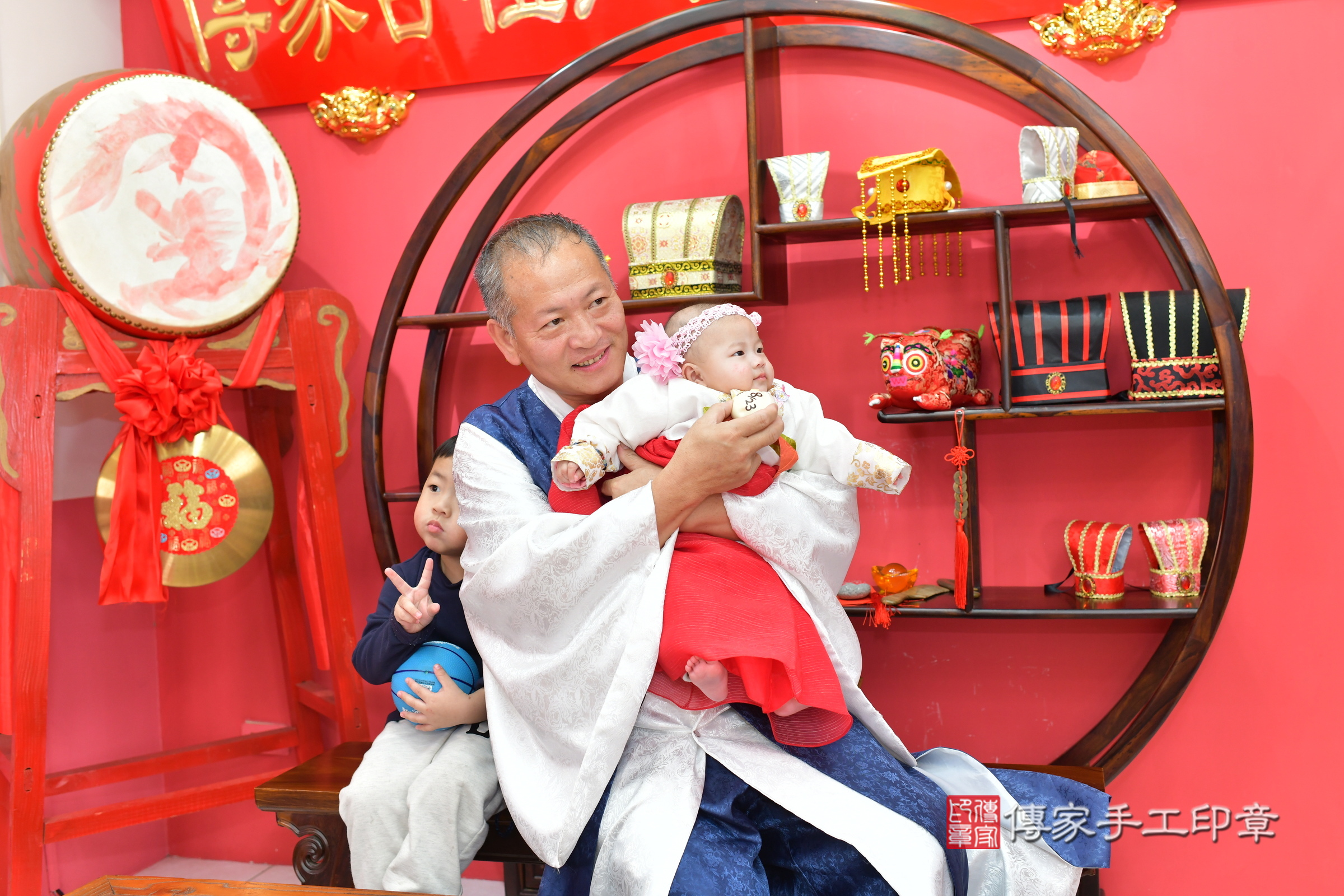 台中市北區瑜瑜寶寶收涎推薦：傳家台中店收涎中國風會場，嬰兒古禮收涎收口水流程儀式、收涎吉祥話、收涎餅乾、收涎拍照。收涎證書。2024.12.20，照片20