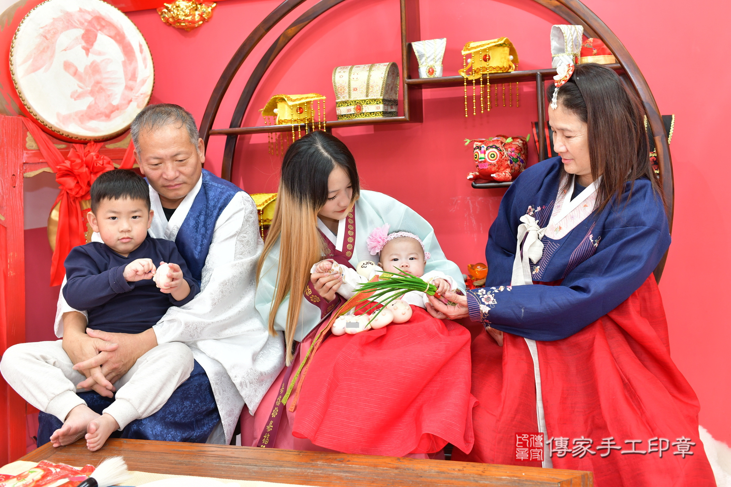 台中市北區瑜瑜寶寶收涎推薦：傳家台中店收涎中國風會場，嬰兒古禮收涎收口水流程儀式、收涎吉祥話、收涎餅乾、收涎拍照。收涎證書。2024.12.20，照片10