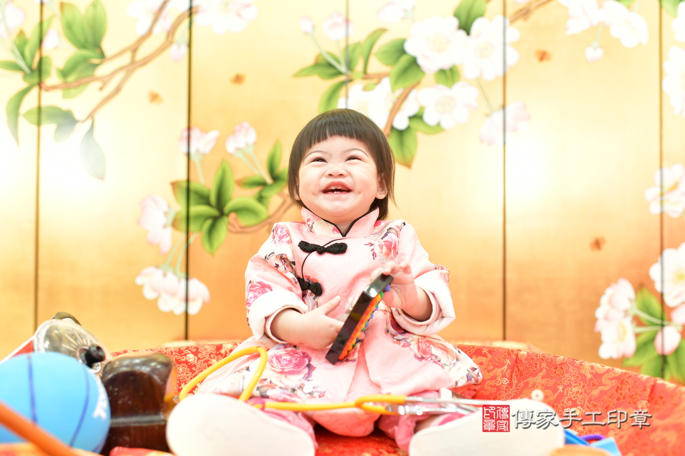 台中市北區小婕寶寶抓周推薦:傳家台中店抓周度脺中國風會場,嬰兒古禮抓周流程儀式吉祥話、抓周道具物品24種、拍照。抓周證書。2024.12.29,照片2 台中市北區小婕寶寶抓周推薦:傳家台中店抓周度脺中國風會場,嬰兒古禮抓周流程儀式吉祥話、抓周道具物品24種、拍照。抓周證書。2024.12.29,照片2