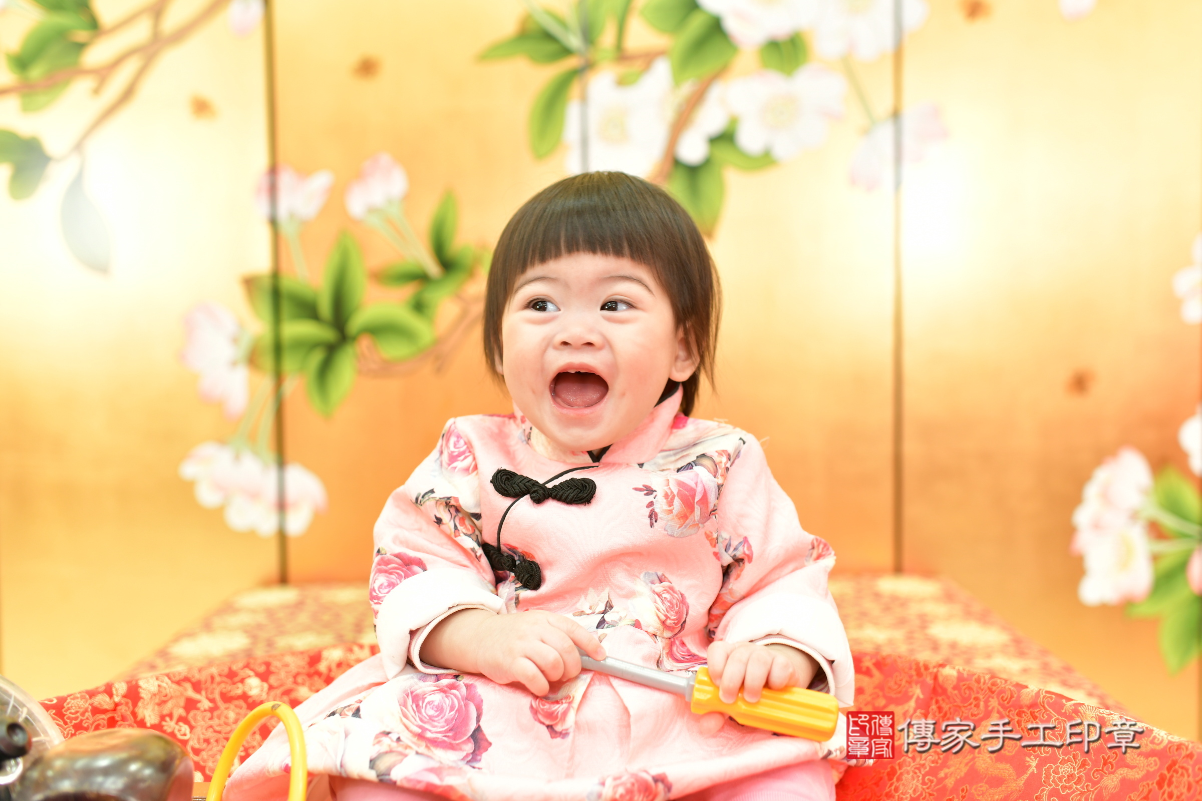 台中市北區小婕寶寶抓周推薦：傳家台中店抓周度脺中國風會場，嬰兒古禮抓周流程儀式吉祥話、抓周道具物品24種、拍照。抓周證書。2024.12.29，照片1