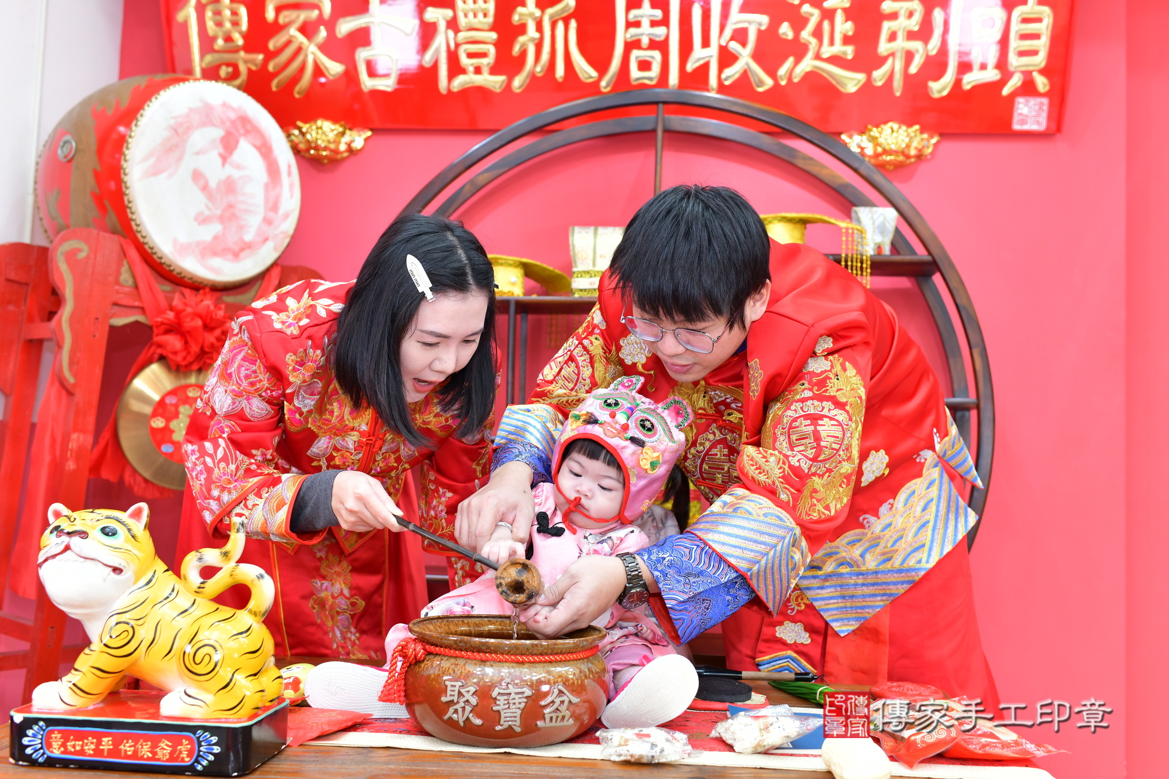 台中市北區小婕寶寶抓周推薦:傳家台中店抓周度脺中國風會場,嬰兒古禮抓周流程儀式吉祥話、抓周道具物品24種、拍照。抓周證書。2024.12.29,照片12 台中市北區小婕寶寶抓周推薦:傳家台中店抓周度脺中國風會場,嬰兒古禮抓周流程儀式吉祥話、抓周道具物品24種、拍照。抓周證書。2024.12.29,照片12