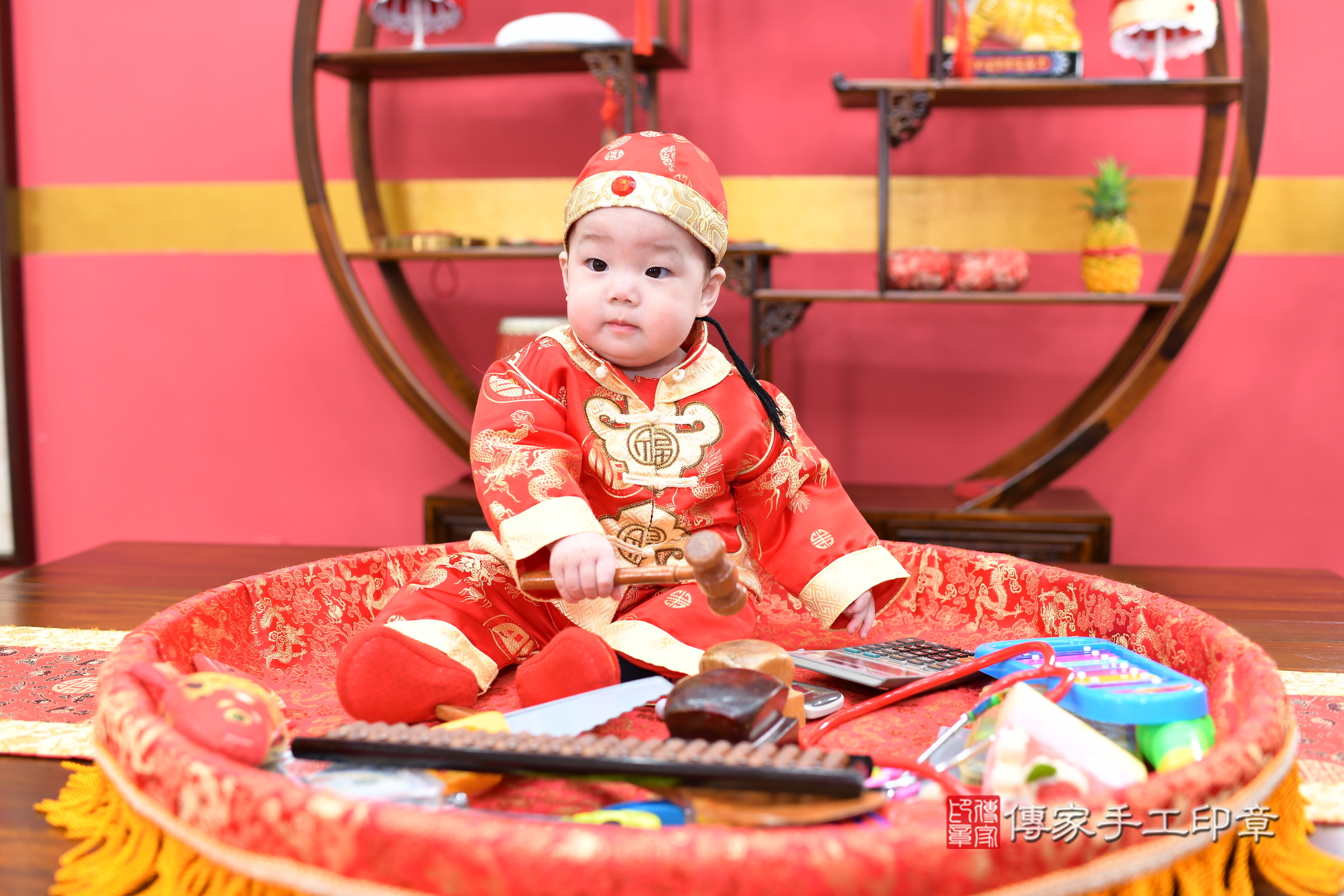 新北市永和區晏晏寶寶抓周推薦:傳家新北店抓周度脺中國風會場,嬰兒古禮抓周流程儀式吉祥話、抓周道具物品24種、拍照。抓周證書。2025.3.22,照片5 新北市永和區晏晏寶寶抓周推薦:傳家新北店抓周度脺中國風會場,嬰兒古禮抓周流程儀式吉祥話、抓周道具物品24種、拍照。抓周證書。2025.3.22,照片5