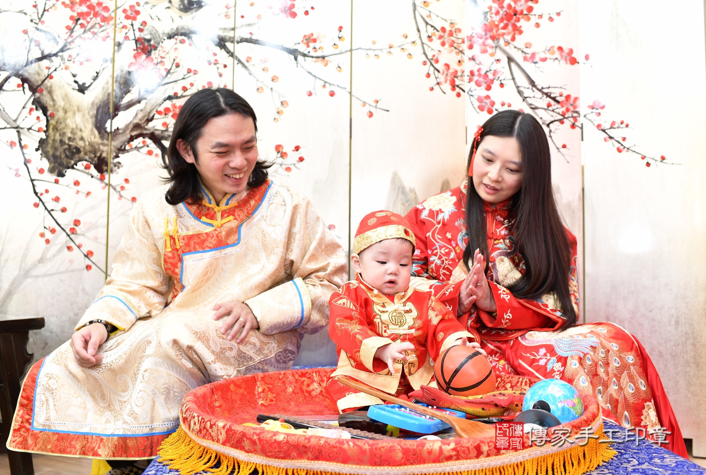 新北市永和區晏晏寶寶抓周推薦:傳家新北店抓周度脺中國風會場,嬰兒古禮抓周流程儀式吉祥話、抓周道具物品24種、拍照。抓周證書。2025.3.22,照片3 新北市永和區晏晏寶寶抓周推薦:傳家新北店抓周度脺中國風會場,嬰兒古禮抓周流程儀式吉祥話、抓周道具物品24種、拍照。抓周證書。2025.3.22,照片3