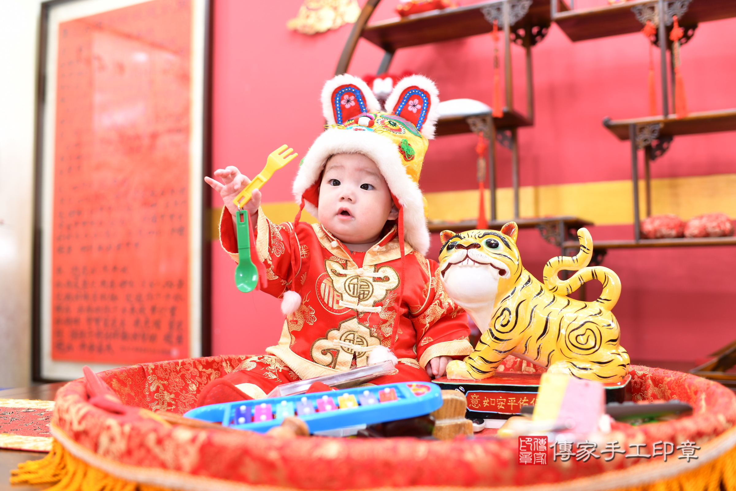 新北市永和區晏晏寶寶抓周推薦:傳家新北店抓周度脺中國風會場,嬰兒古禮抓周流程儀式吉祥話、抓周道具物品24種、拍照。抓周證書。2025.3.22,照片6 新北市永和區晏晏寶寶抓周推薦:傳家新北店抓周度脺中國風會場,嬰兒古禮抓周流程儀式吉祥話、抓周道具物品24種、拍照。抓周證書。2025.3.22,照片6