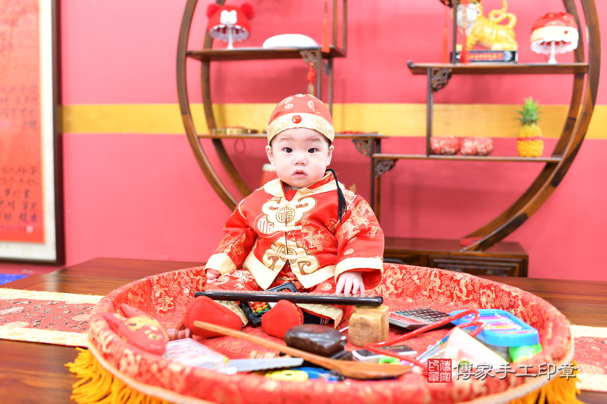 新北市永和區晏晏寶寶抓周推薦:傳家新北店抓周度脺中國風會場,嬰兒古禮抓周流程儀式吉祥話、抓周道具物品24種、拍照。抓周證書。2025.3.22,照片4 新北市永和區晏晏寶寶抓周推薦:傳家新北店抓周度脺中國風會場,嬰兒古禮抓周流程儀式吉祥話、抓周道具物品24種、拍照。抓周證書。2025.3.22,照片4