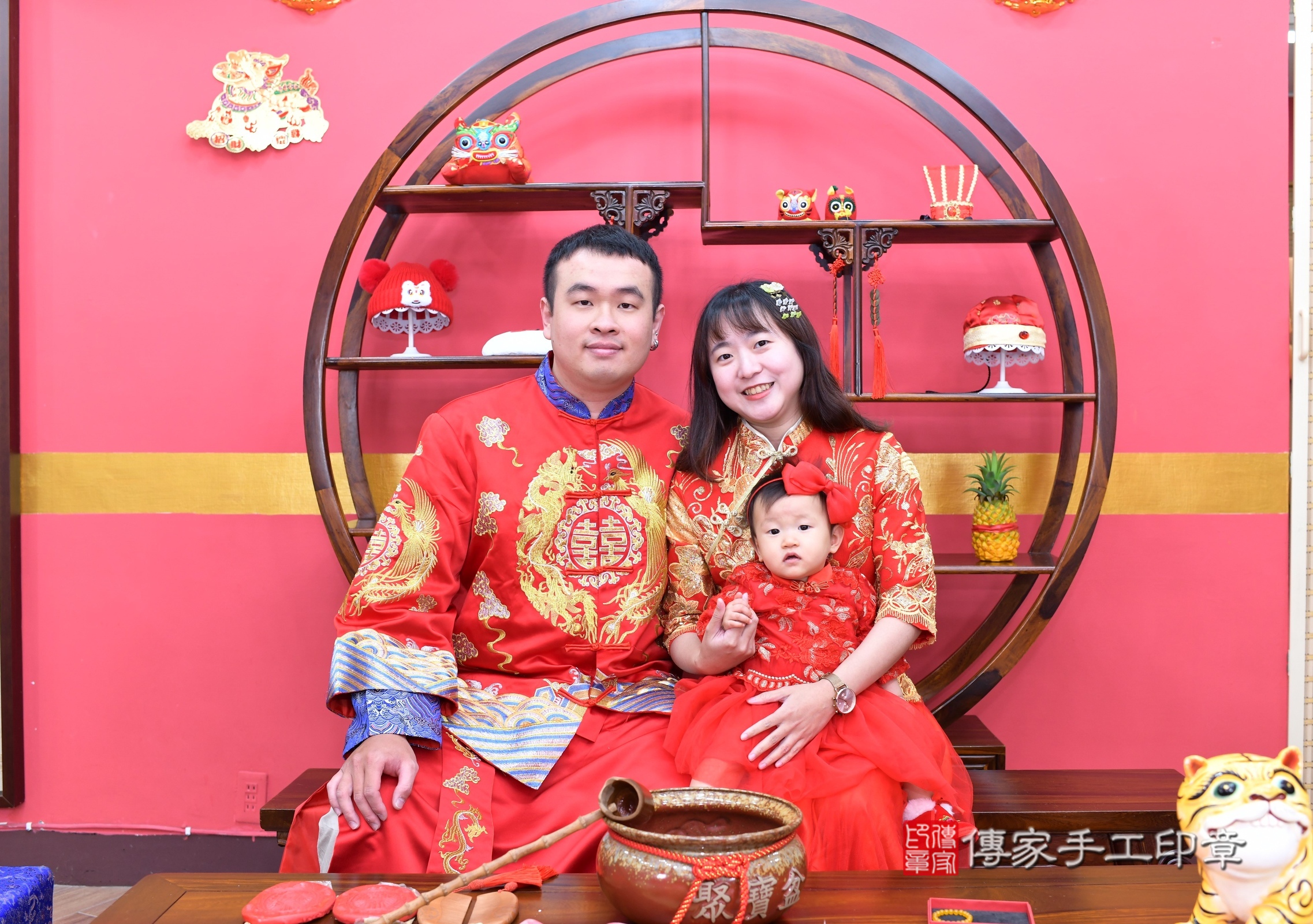 新北市永和區小潔寶寶抓周推薦：傳家新北店抓周度脺中國風會場，嬰兒古禮抓周流程儀式吉祥話、抓周道具物品24種、拍照。抓周證書。2025.3.22，照片1