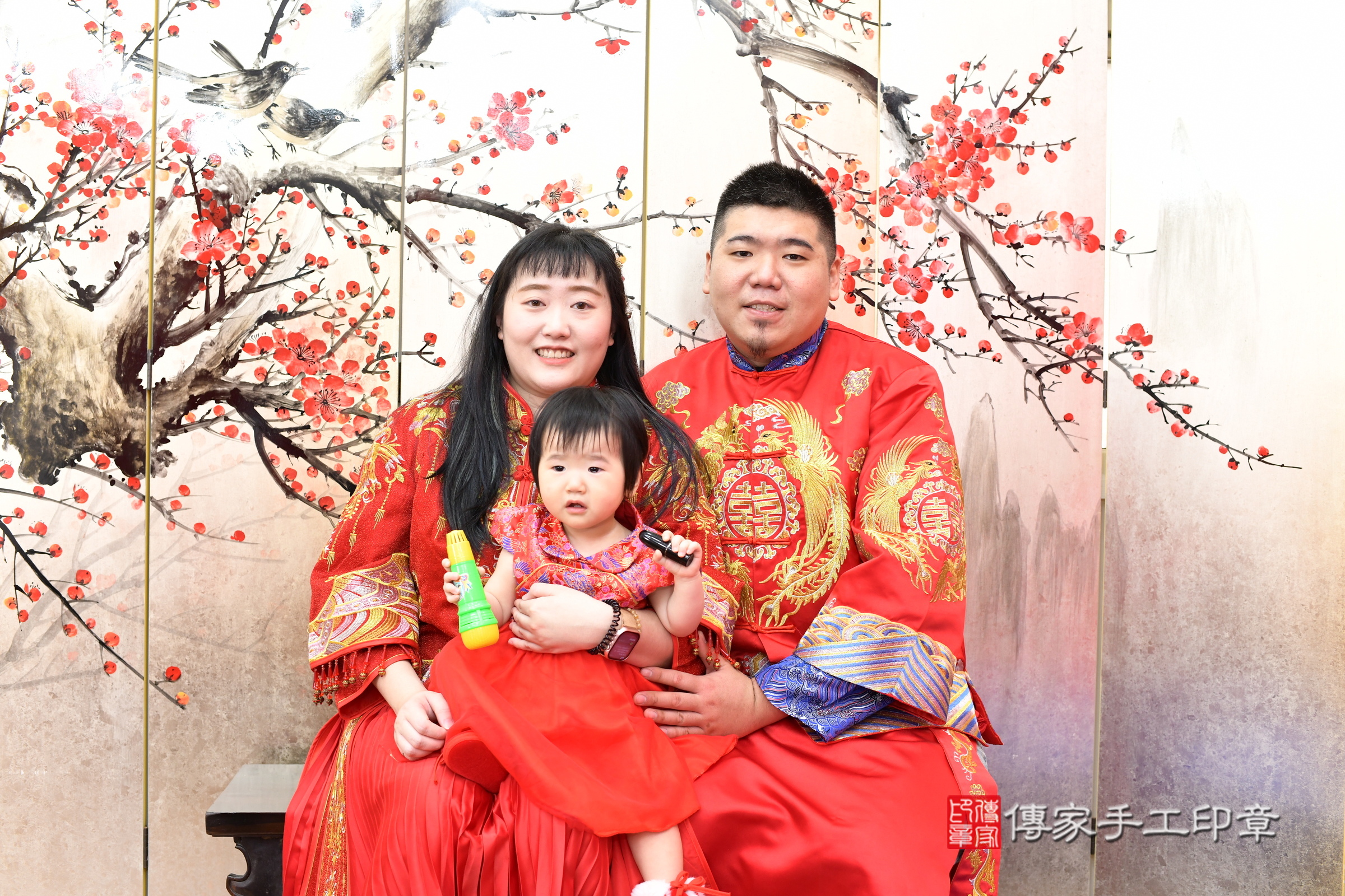 新北市永和區淇淇寶寶抓周推薦：傳家新北店抓周度脺中國風會場，嬰兒古禮抓周流程儀式吉祥話、抓周道具物品24種、拍照。抓周證書。2025.3.23，照片1