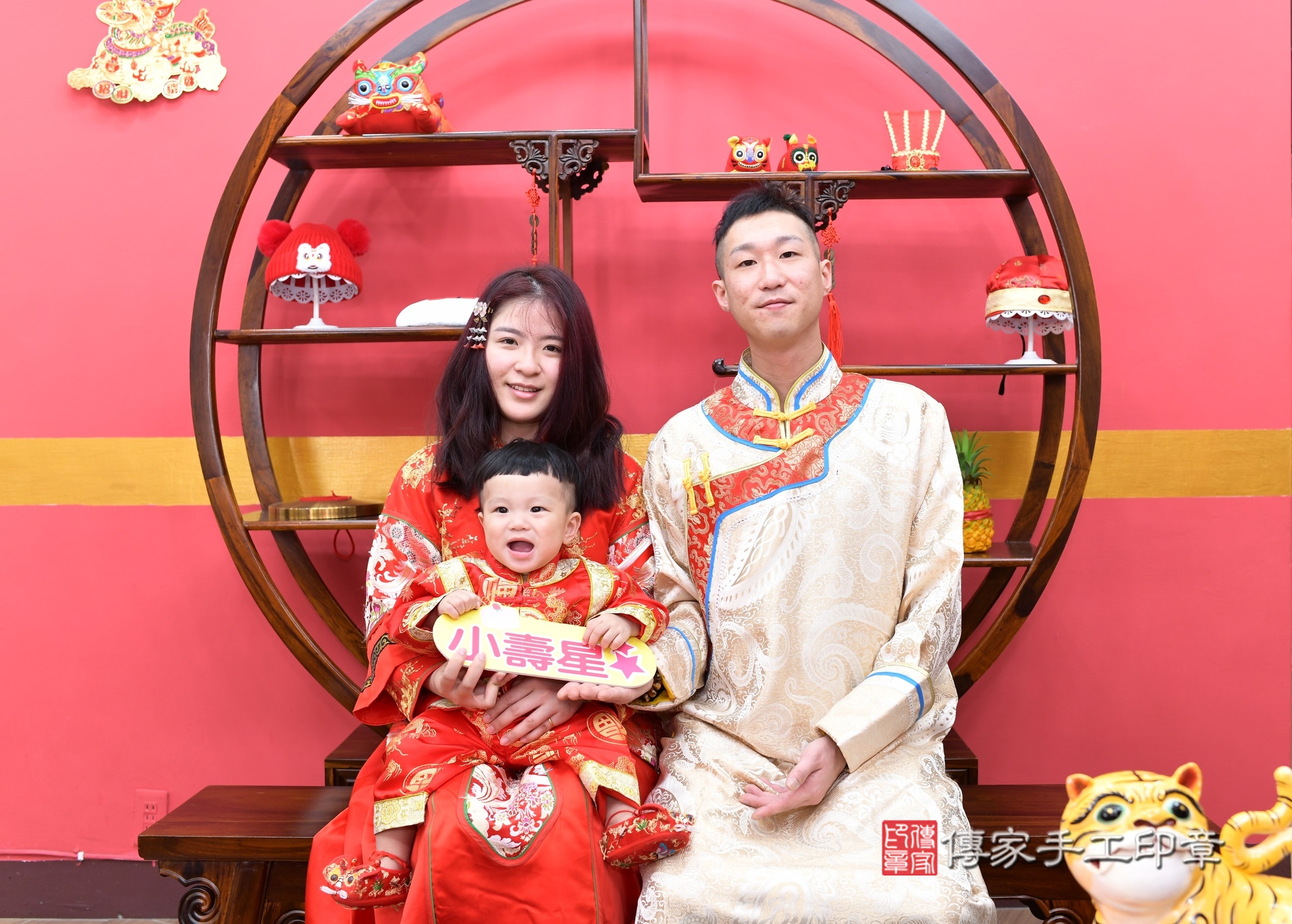 新北市永和區小競寶寶抓周推薦:傳家新北店抓周度脺中國風會場,嬰兒古禮抓周流程儀式吉祥話、抓周道具物品24種、拍照。抓周證書。2025.3.28,照片18 新北市永和區小競寶寶抓周推薦:傳家新北店抓周度脺中國風會場,嬰兒古禮抓周流程儀式吉祥話、抓周道具物品24種、拍照。抓周證書。2025.3.28,照片18