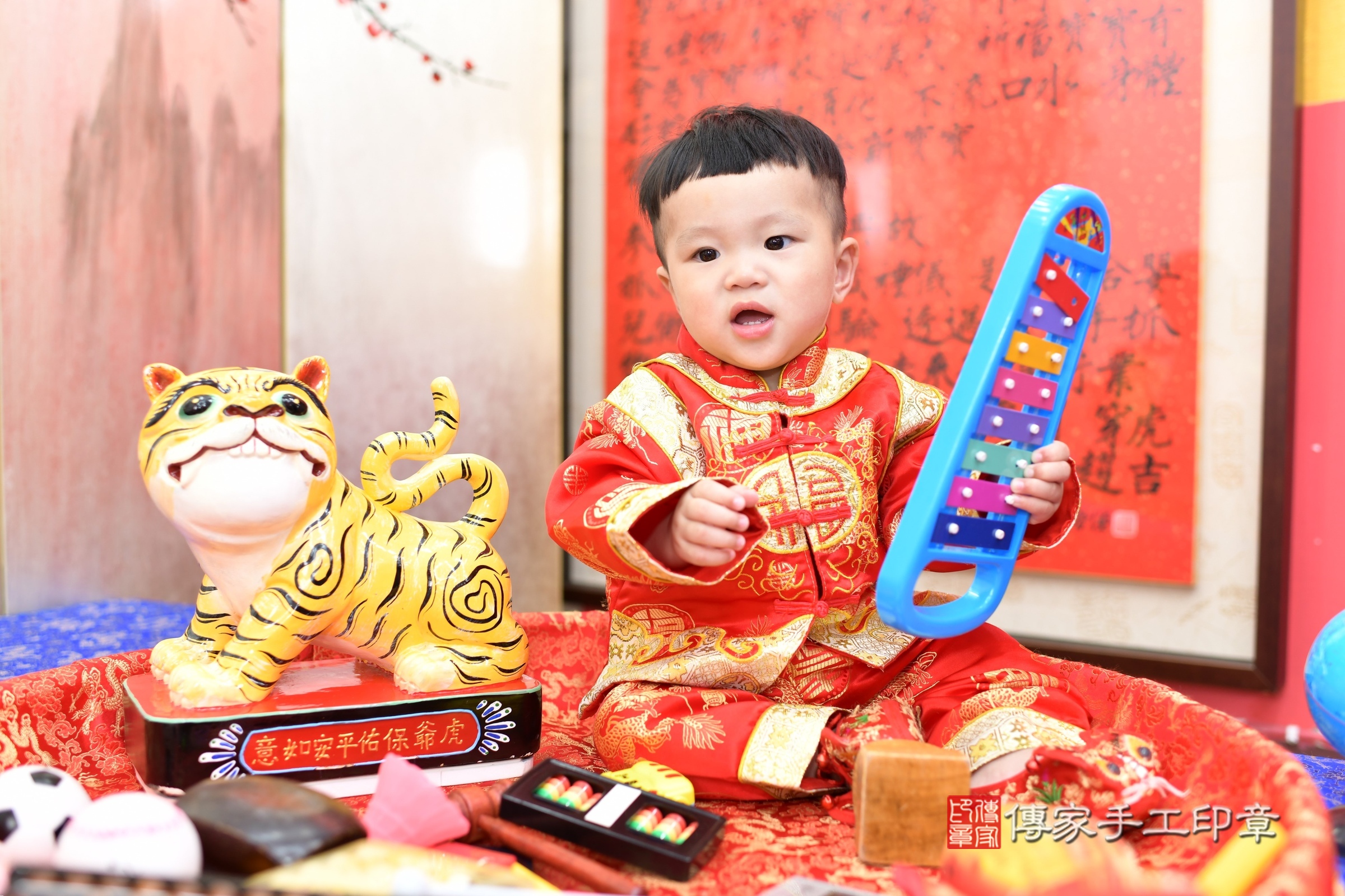 新北市永和區小競寶寶抓周推薦:傳家新北店抓周度脺中國風會場,嬰兒古禮抓周流程儀式吉祥話、抓周道具物品24種、拍照。抓周證書。2025.3.28,照片13 新北市永和區小競寶寶抓周推薦:傳家新北店抓周度脺中國風會場,嬰兒古禮抓周流程儀式吉祥話、抓周道具物品24種、拍照。抓周證書。2025.3.28,照片13