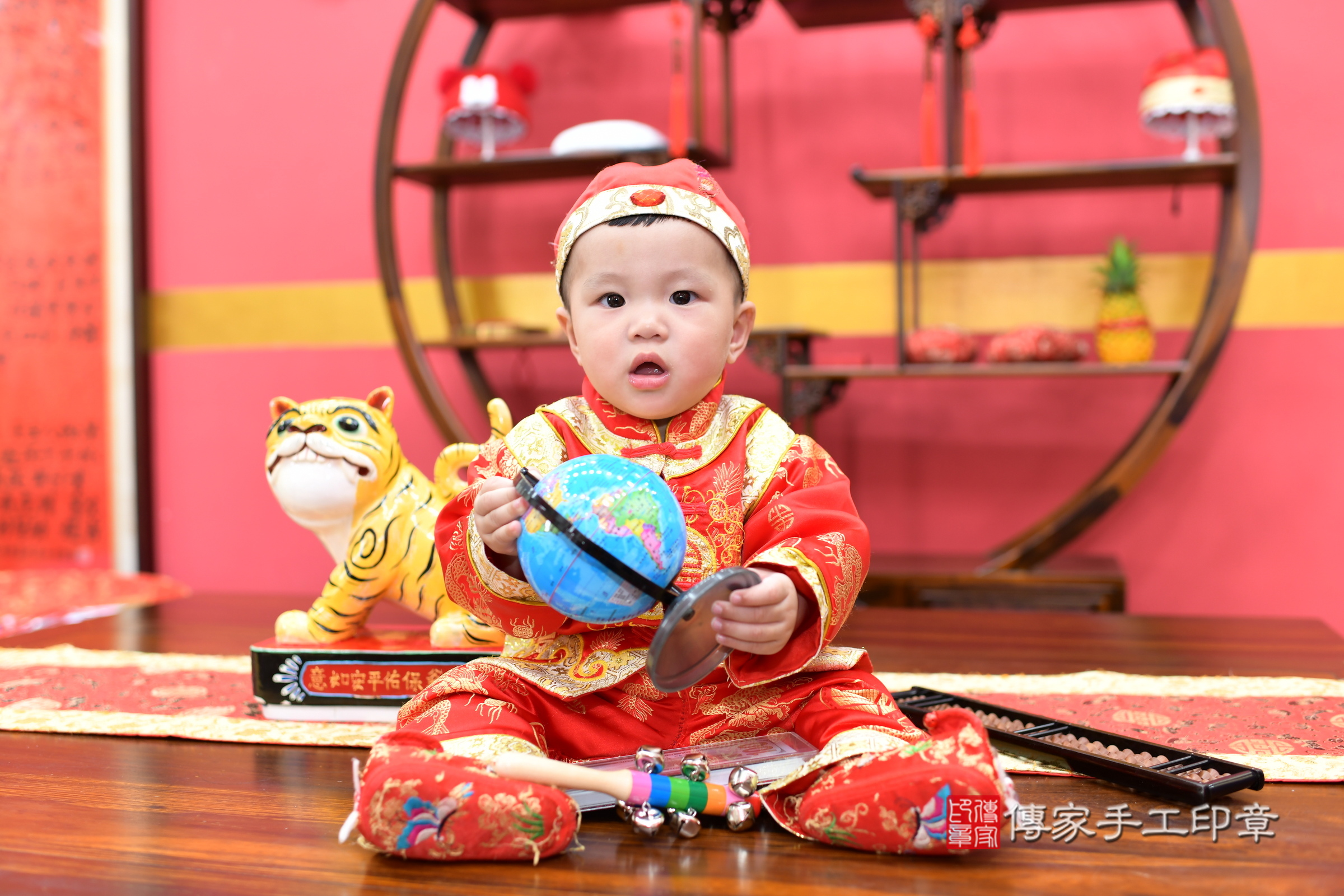 新北市永和區小競寶寶抓周推薦:傳家新北店抓周度脺中國風會場,嬰兒古禮抓周流程儀式吉祥話、抓周道具物品24種、拍照。抓周證書。2025.3.28,照片9 新北市永和區小競寶寶抓周推薦:傳家新北店抓周度脺中國風會場,嬰兒古禮抓周流程儀式吉祥話、抓周道具物品24種、拍照。抓周證書。2025.3.28,照片9