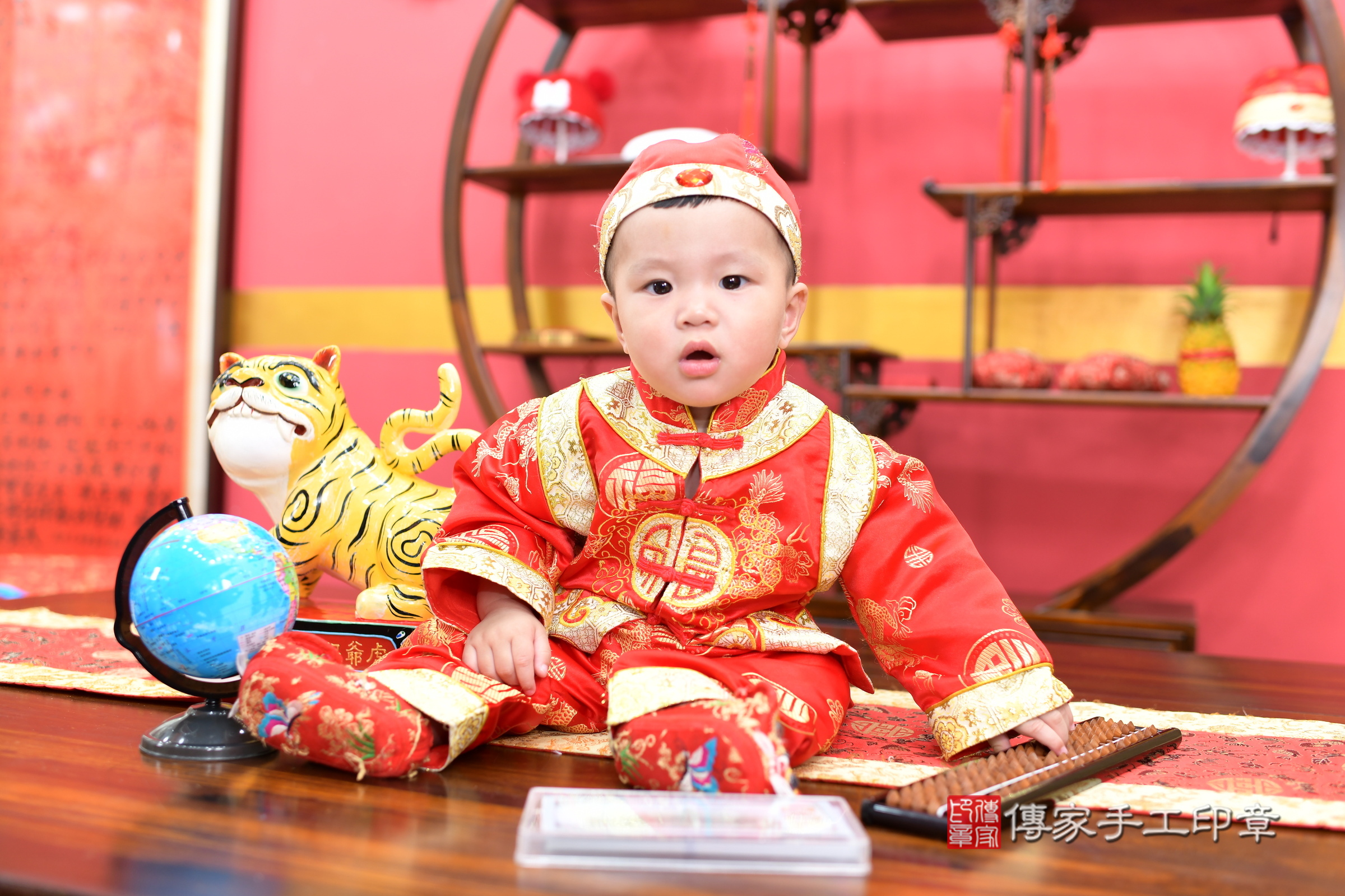 新北市永和區小競寶寶抓周推薦:傳家新北店抓周度脺中國風會場,嬰兒古禮抓周流程儀式吉祥話、抓周道具物品24種、拍照。抓周證書。2025.3.28,照片7 新北市永和區小競寶寶抓周推薦:傳家新北店抓周度脺中國風會場,嬰兒古禮抓周流程儀式吉祥話、抓周道具物品24種、拍照。抓周證書。2025.3.28,照片7