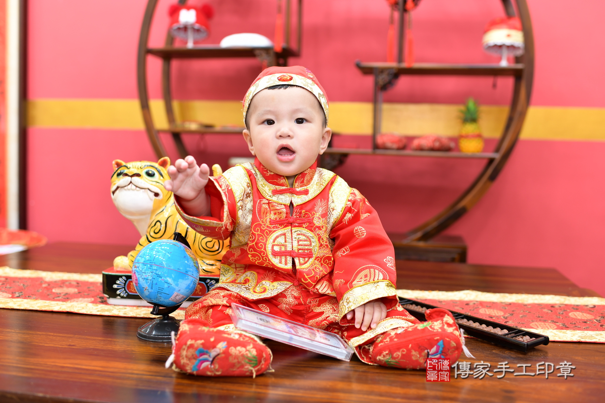 新北市永和區小競寶寶抓周推薦:傳家新北店抓周度脺中國風會場,嬰兒古禮抓周流程儀式吉祥話、抓周道具物品24種、拍照。抓周證書。2025.3.28,照片8 新北市永和區小競寶寶抓周推薦:傳家新北店抓周度脺中國風會場,嬰兒古禮抓周流程儀式吉祥話、抓周道具物品24種、拍照。抓周證書。2025.3.28,照片8