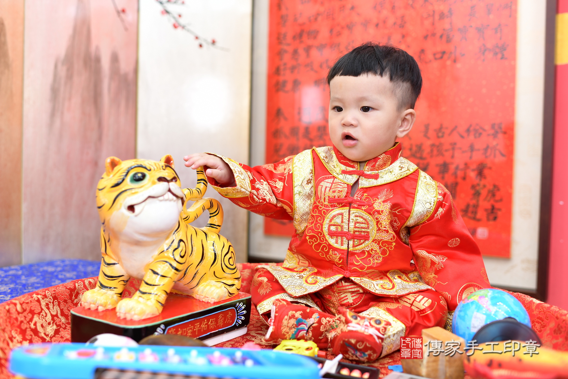 新北市永和區小競寶寶抓周推薦:傳家新北店抓周度脺中國風會場,嬰兒古禮抓周流程儀式吉祥話、抓周道具物品24種、拍照。抓周證書。2025.3.28,照片14 新北市永和區小競寶寶抓周推薦:傳家新北店抓周度脺中國風會場,嬰兒古禮抓周流程儀式吉祥話、抓周道具物品24種、拍照。抓周證書。2025.3.28,照片14