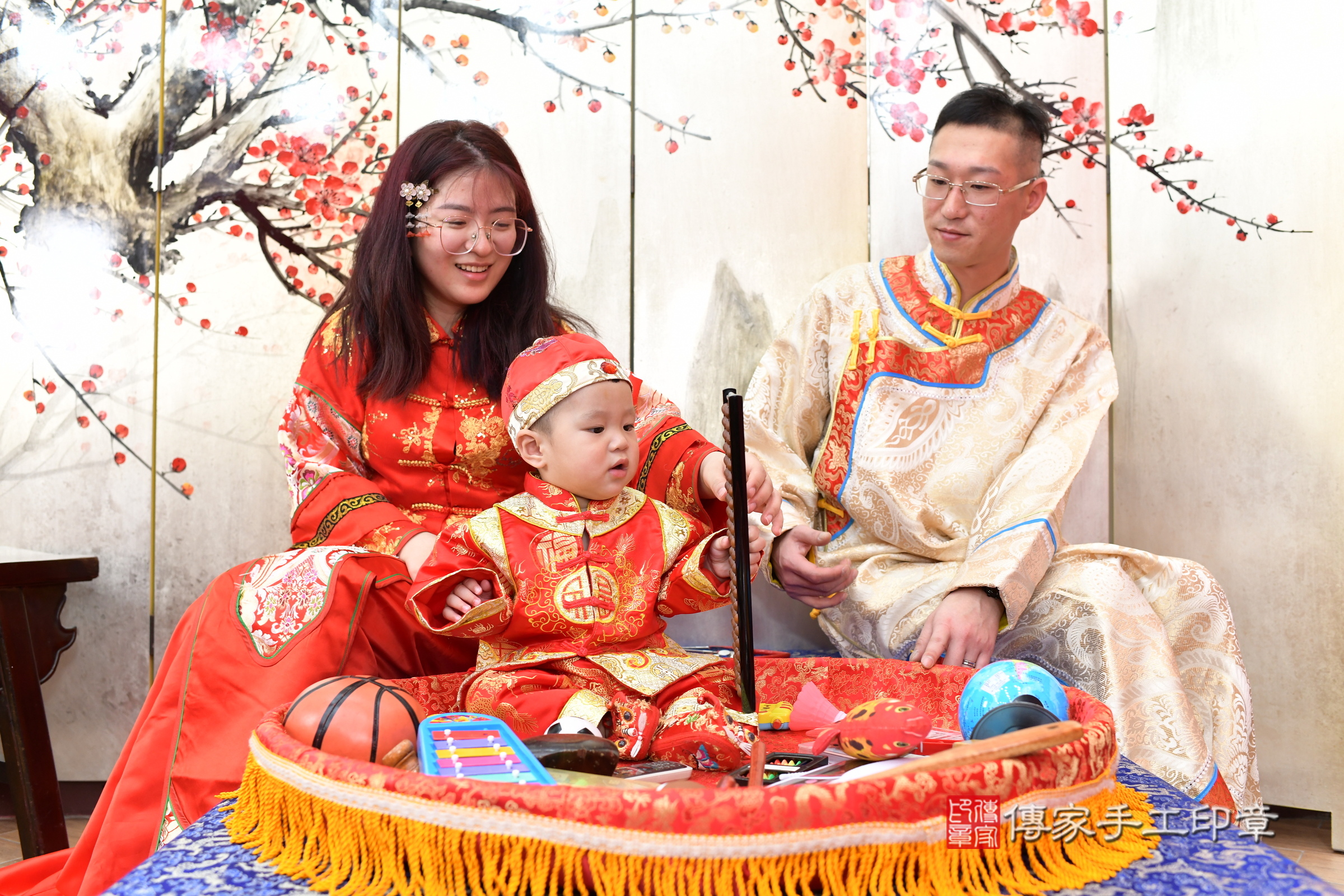 新北市永和區小競寶寶抓周推薦:傳家新北店抓周度脺中國風會場,嬰兒古禮抓周流程儀式吉祥話、抓周道具物品24種、拍照。抓周證書。2025.3.28,照片10 新北市永和區小競寶寶抓周推薦:傳家新北店抓周度脺中國風會場,嬰兒古禮抓周流程儀式吉祥話、抓周道具物品24種、拍照。抓周證書。2025.3.28,照片10