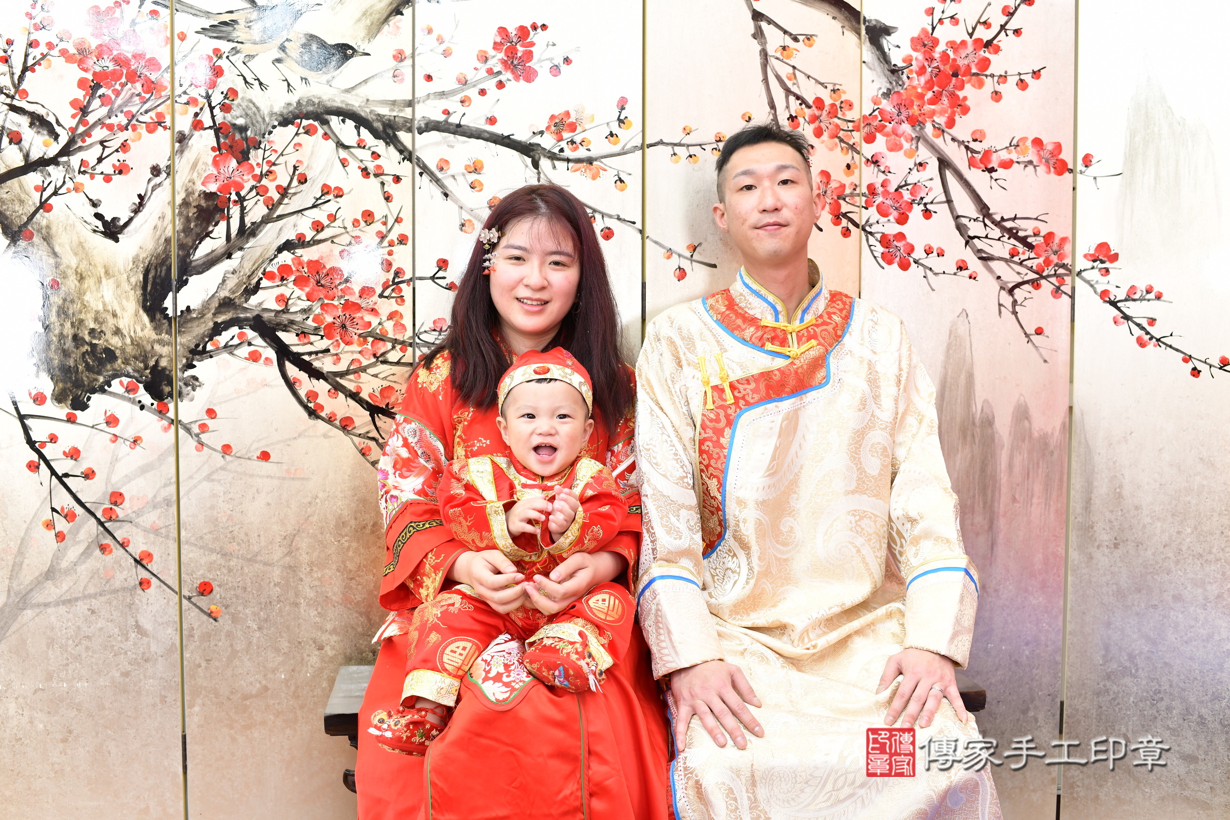 新北市永和區小競寶寶抓周推薦：傳家新北店抓周度脺中國風會場，嬰兒古禮抓周流程儀式吉祥話、抓周道具物品24種、拍照。抓周證書。2025.3.28，照片1