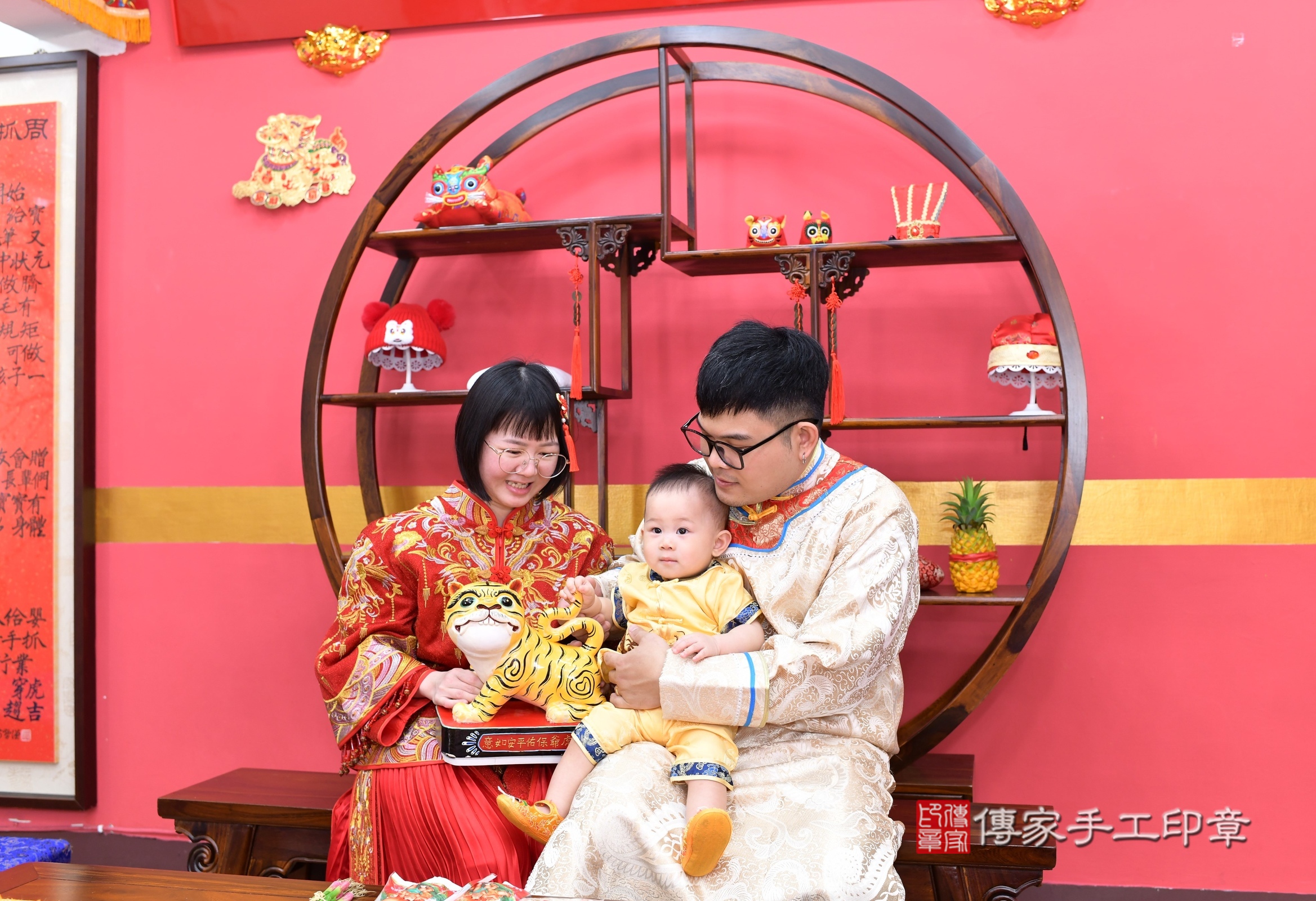 新北市永和區淏淏寶寶抓周推薦:傳家新北店抓周度脺中國風會場,嬰兒古禮抓周流程儀式吉祥話、抓周道具物品24種、拍照。抓周證書。2025.3.28,照片14 新北市永和區淏淏寶寶抓周推薦:傳家新北店抓周度脺中國風會場,嬰兒古禮抓周流程儀式吉祥話、抓周道具物品24種、拍照。抓周證書。2025.3.28,照片14