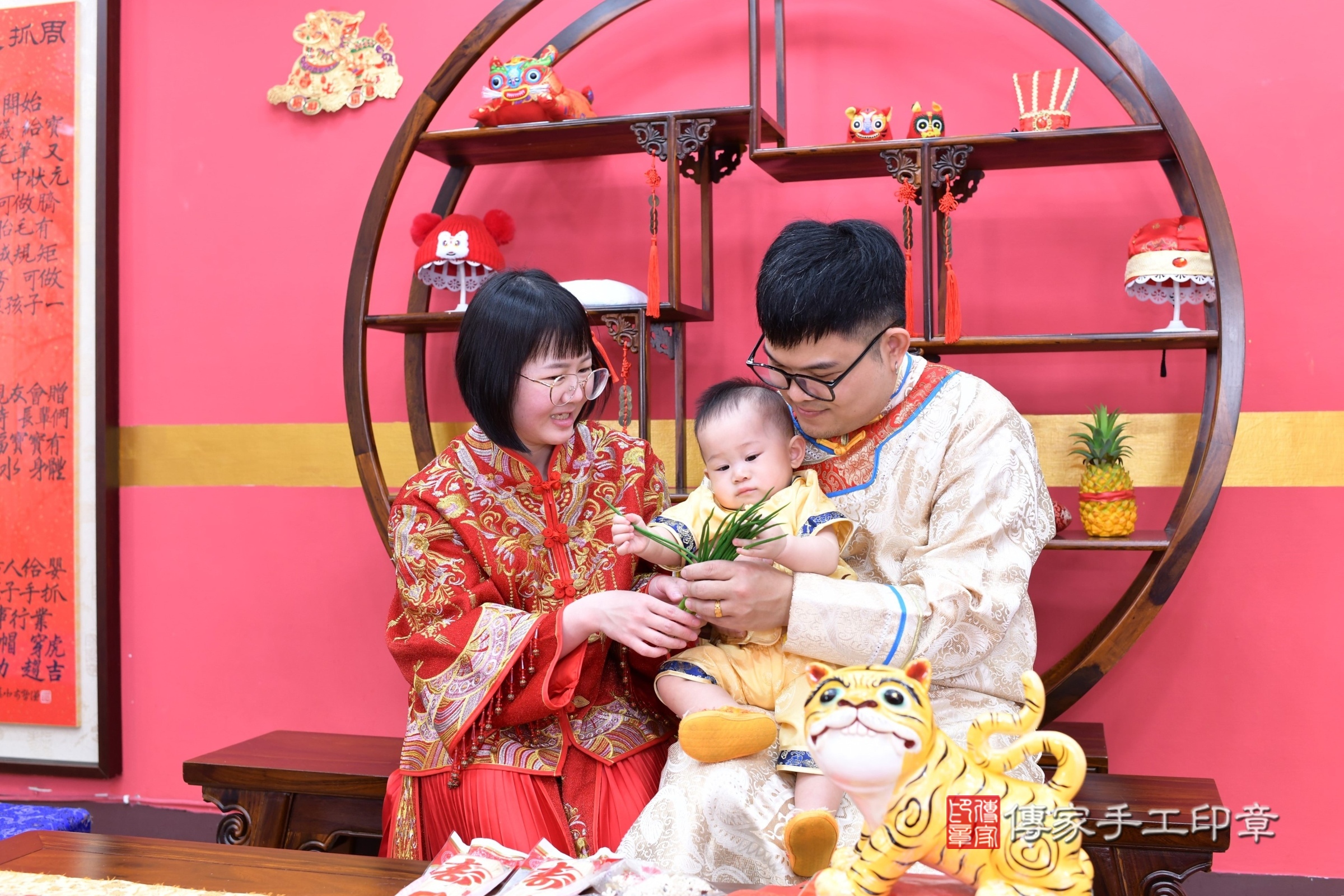 新北市永和區淏淏寶寶抓周推薦:傳家新北店抓周度脺中國風會場,嬰兒古禮抓周流程儀式吉祥話、抓周道具物品24種、拍照。抓周證書。2025.3.28,照片15 新北市永和區淏淏寶寶抓周推薦:傳家新北店抓周度脺中國風會場,嬰兒古禮抓周流程儀式吉祥話、抓周道具物品24種、拍照。抓周證書。2025.3.28,照片15