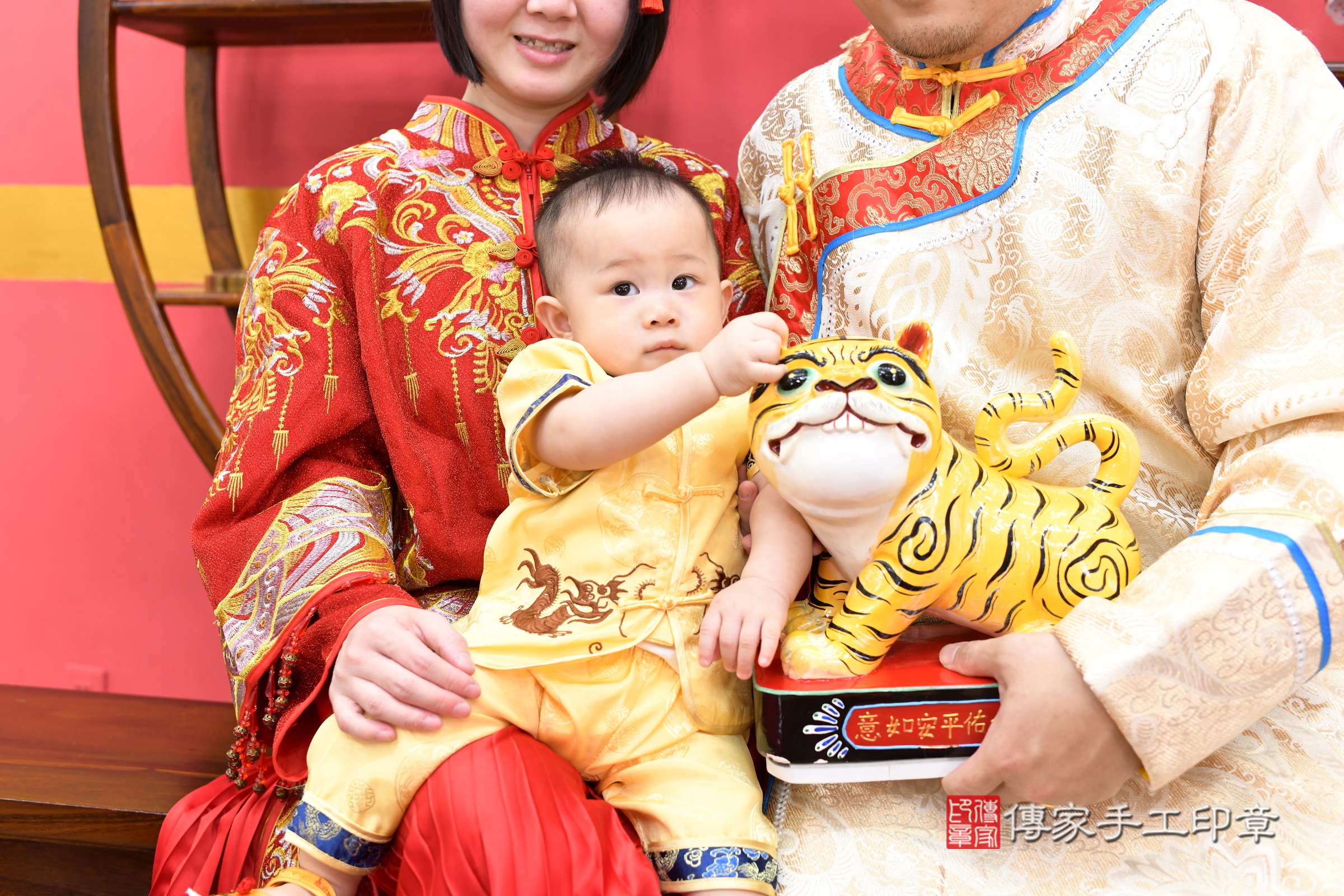 新北市永和區淏淏寶寶抓周推薦:傳家新北店抓周度脺中國風會場,嬰兒古禮抓周流程儀式吉祥話、抓周道具物品24種、拍照。抓周證書。2025.3.28,照片13 新北市永和區淏淏寶寶抓周推薦:傳家新北店抓周度脺中國風會場,嬰兒古禮抓周流程儀式吉祥話、抓周道具物品24種、拍照。抓周證書。2025.3.28,照片13