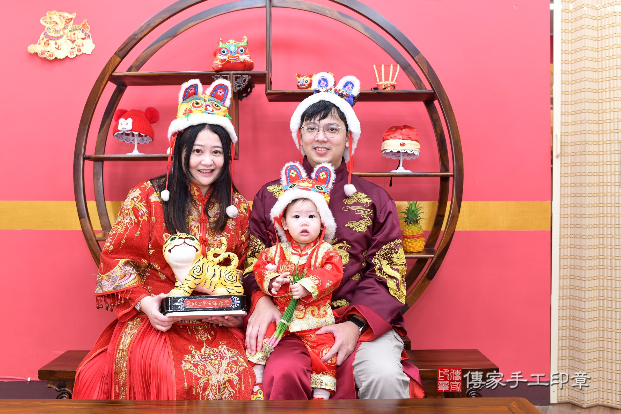 新北市永和區睿睿寶寶抓周推薦:傳家新北店抓周度脺中國風會場,嬰兒古禮抓周流程儀式吉祥話、抓周道具物品24種、拍照。抓周證書。2025.3.30,照片14 新北市永和區睿睿寶寶抓周推薦:傳家新北店抓周度脺中國風會場,嬰兒古禮抓周流程儀式吉祥話、抓周道具物品24種、拍照。抓周證書。2025.3.30,照片14