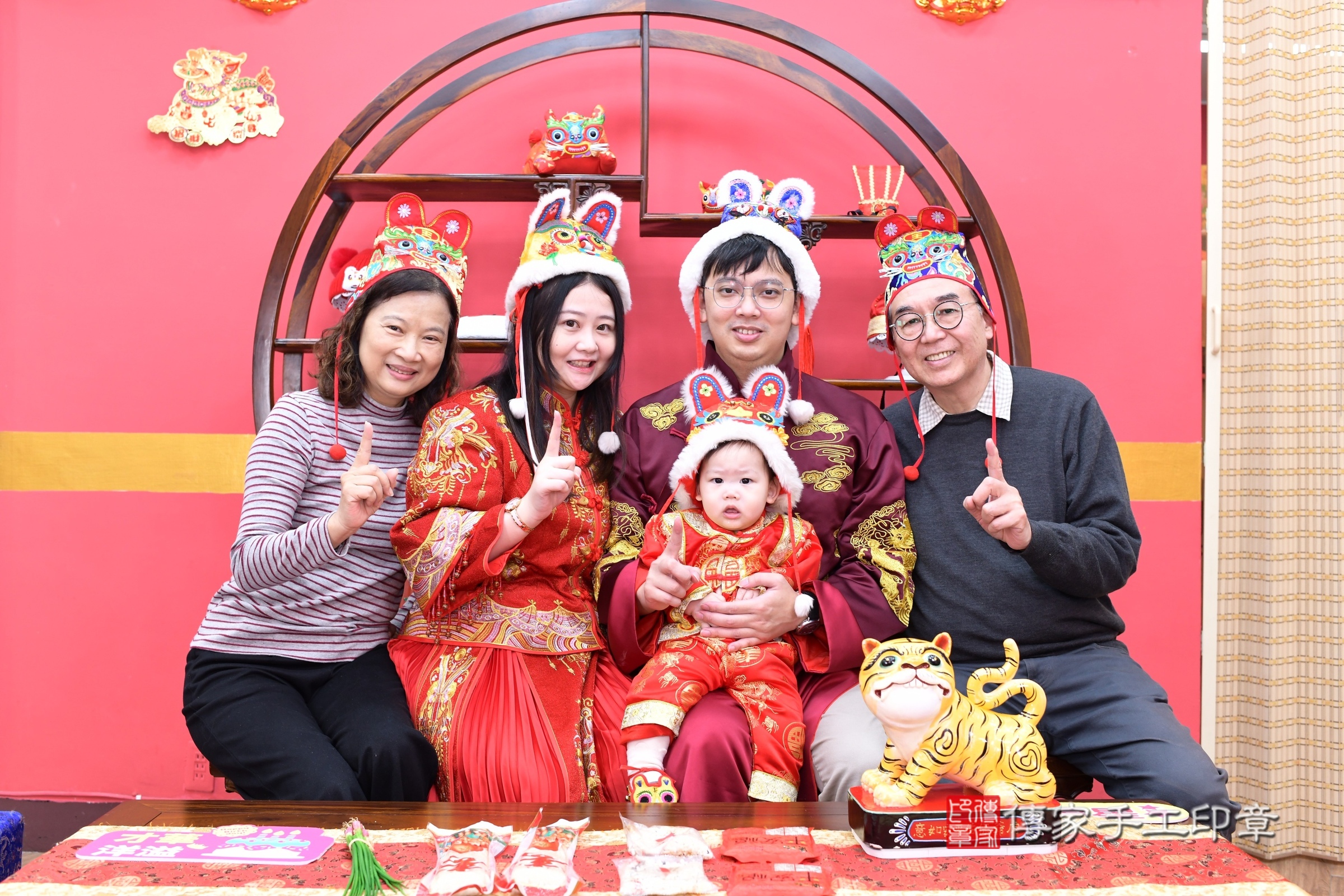 新北市永和區睿睿寶寶抓周推薦:傳家新北店抓周度脺中國風會場,嬰兒古禮抓周流程儀式吉祥話、抓周道具物品24種、拍照。抓周證書。2025.3.30,照片5 新北市永和區睿睿寶寶抓周推薦:傳家新北店抓周度脺中國風會場,嬰兒古禮抓周流程儀式吉祥話、抓周道具物品24種、拍照。抓周證書。2025.3.30,照片5