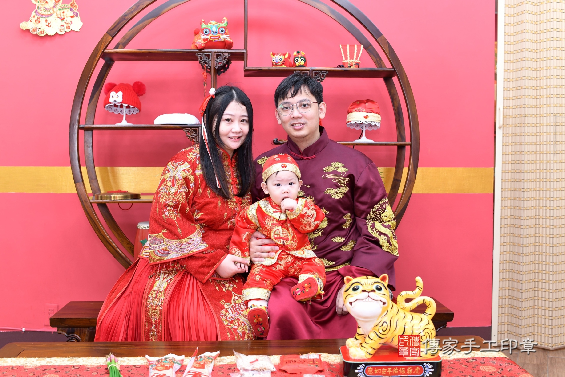 新北市永和區睿睿寶寶抓周推薦:傳家新北店抓周度脺中國風會場,嬰兒古禮抓周流程儀式吉祥話、抓周道具物品24種、拍照。抓周證書。2025.3.30,照片2 新北市永和區睿睿寶寶抓周推薦:傳家新北店抓周度脺中國風會場,嬰兒古禮抓周流程儀式吉祥話、抓周道具物品24種、拍照。抓周證書。2025.3.30,照片2