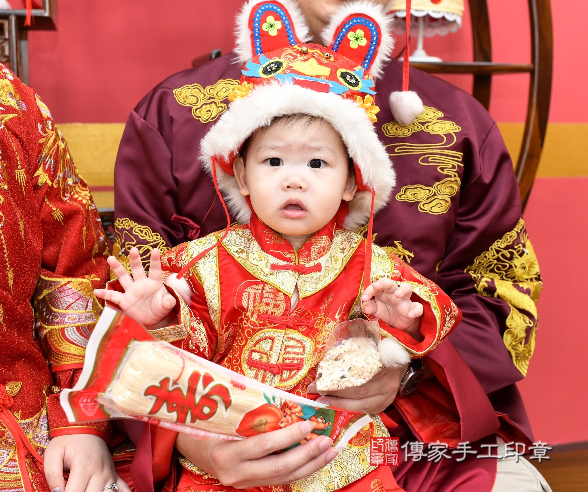 新北市永和區睿睿寶寶抓周推薦:傳家新北店抓周度脺中國風會場,嬰兒古禮抓周流程儀式吉祥話、抓周道具物品24種、拍照。抓周證書。2025.3.30,照片15 新北市永和區睿睿寶寶抓周推薦:傳家新北店抓周度脺中國風會場,嬰兒古禮抓周流程儀式吉祥話、抓周道具物品24種、拍照。抓周證書。2025.3.30,照片15