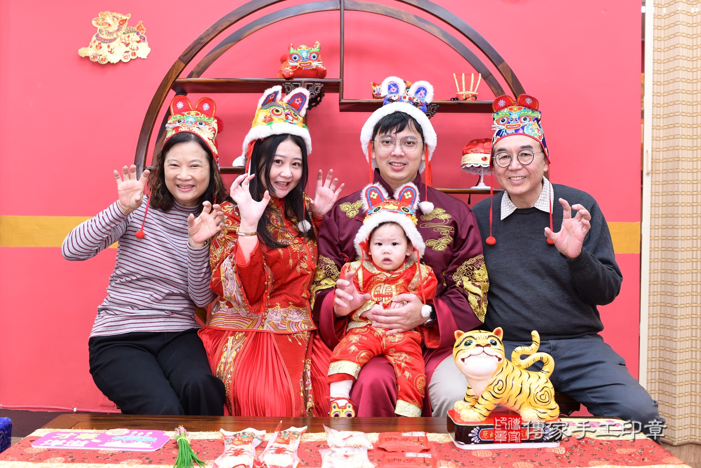 新北市永和區睿睿寶寶抓周推薦:傳家新北店抓周度脺中國風會場,嬰兒古禮抓周流程儀式吉祥話、抓周道具物品24種、拍照。抓周證書。2025.3.30,照片6 新北市永和區睿睿寶寶抓周推薦:傳家新北店抓周度脺中國風會場,嬰兒古禮抓周流程儀式吉祥話、抓周道具物品24種、拍照。抓周證書。2025.3.30,照片6